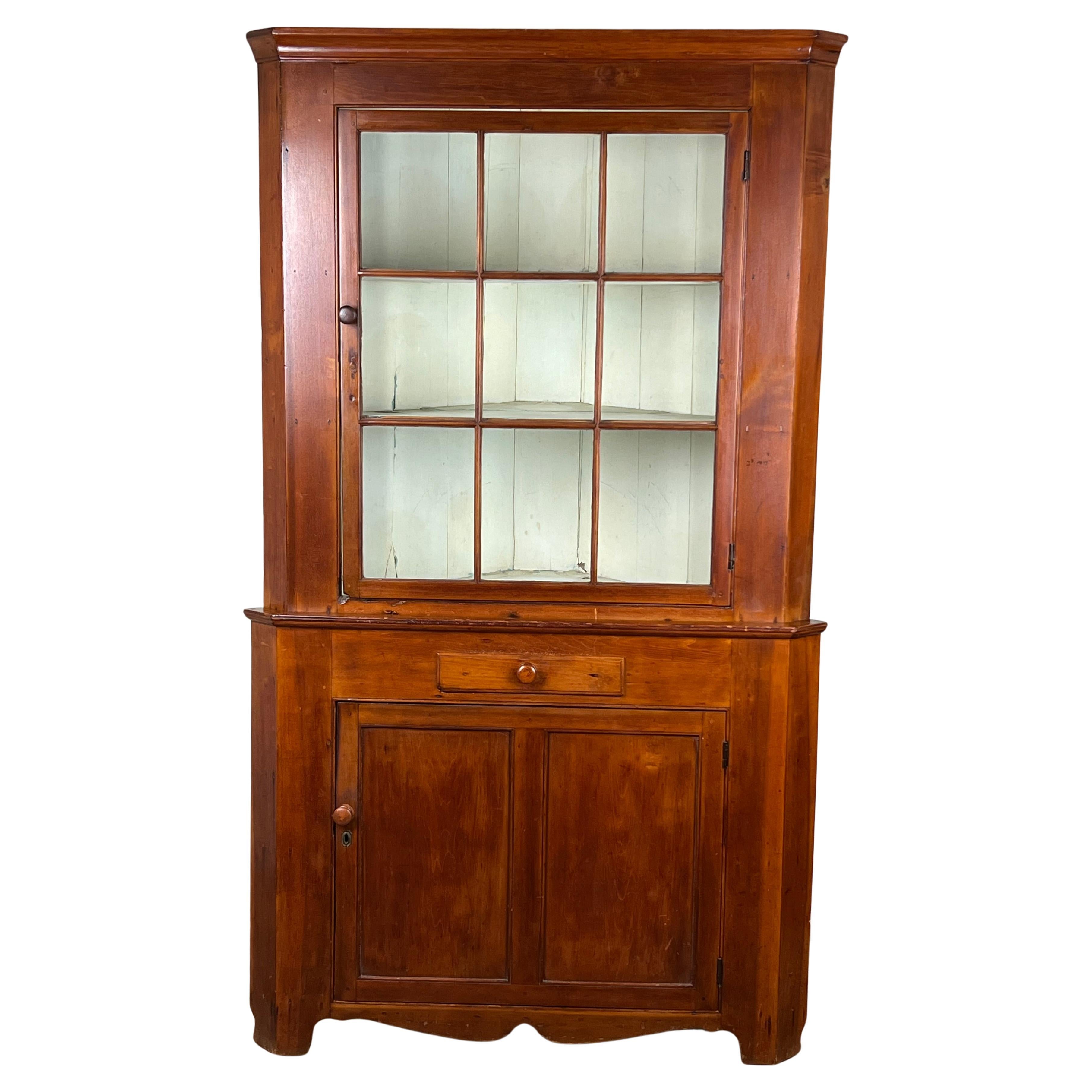 Armoire d'angle de Pennsylvanie ancienne à neuf panneaux de verre avec porte d'angle c. Début du 19e siècle en vente
