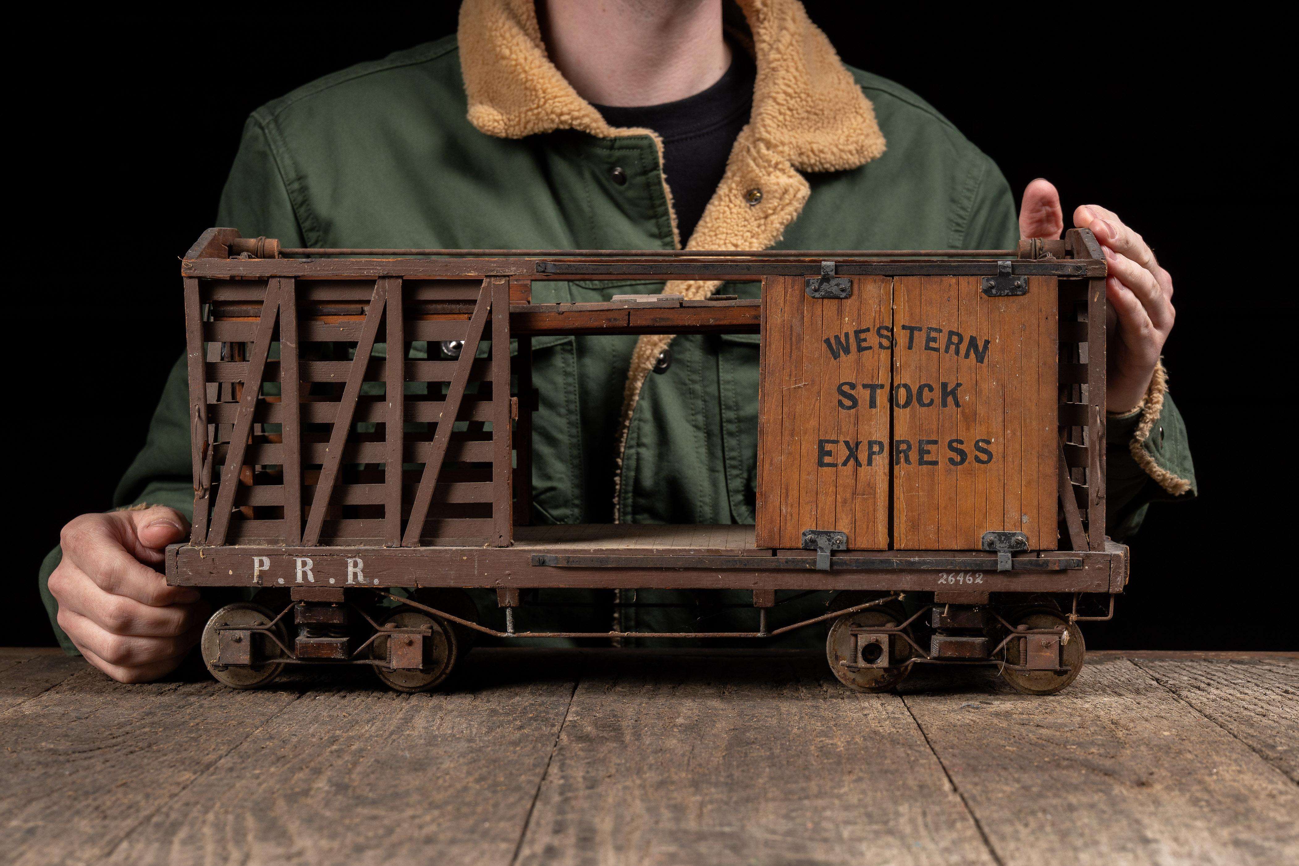 Antico modello di vagone ferroviario fatto a mano.

Come modello dei vagoni ferroviari progettati per il trasporto di bestiame come il bestiame, questa squisita replica offre alcuni dettagli notevoli, tra cui un sistema funzionale di sollevamento