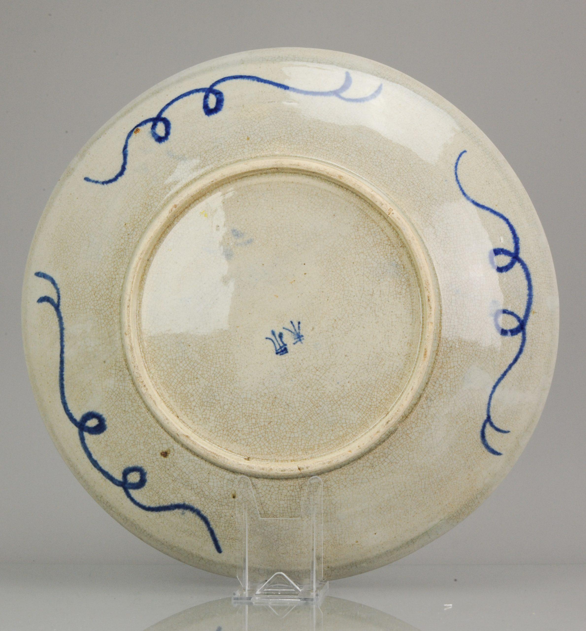 Antique Peony 19th Century Japanese Porcelain Charger Meiji Period Japan In Good Condition In Amsterdam, Noord Holland