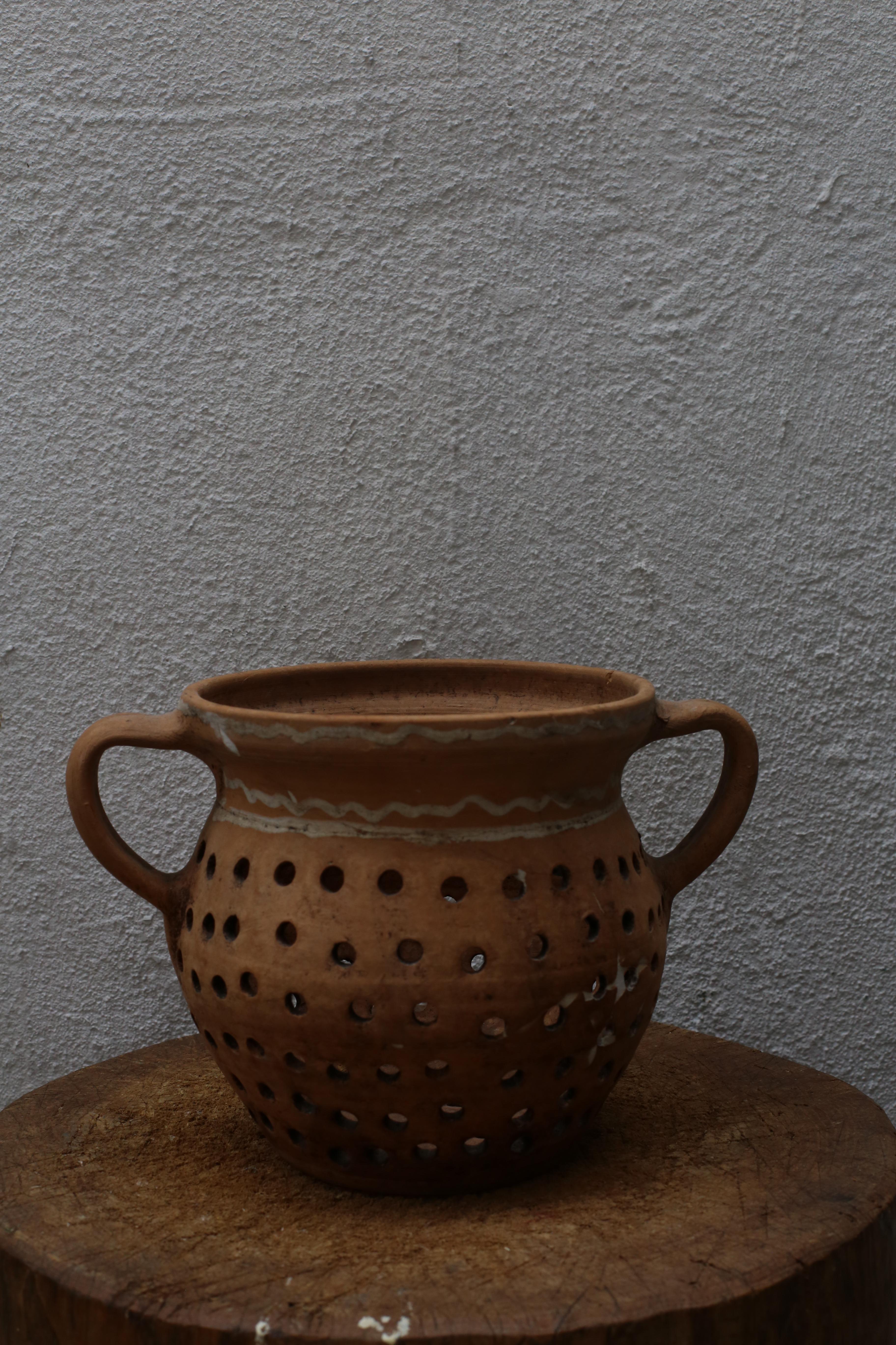 Rustique Urne ancienne en terre cuite perforée, Hongrie, 20e siècle en vente