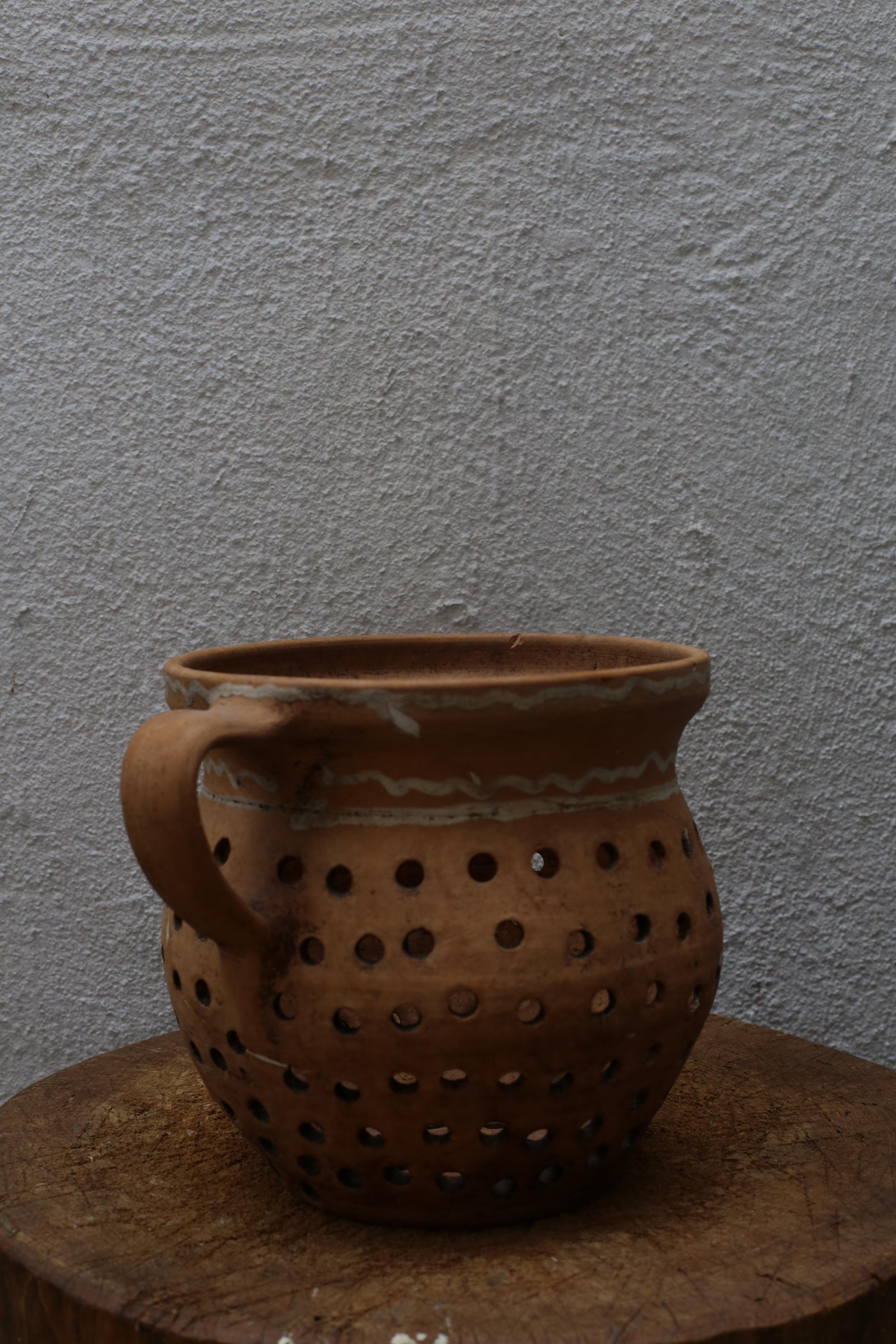 20ième siècle Urne ancienne en terre cuite perforée, Hongrie, 20e siècle en vente