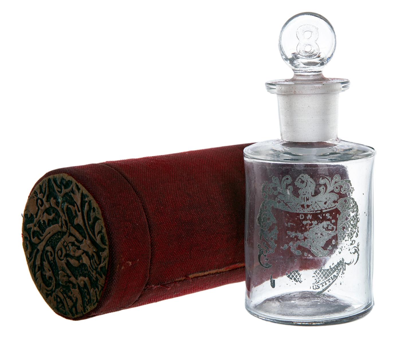 Frühe Mitte des Jahrhunderts Französisch Parfüm-Flasche mit Original-Stopfen und getragen Samt Fall.
