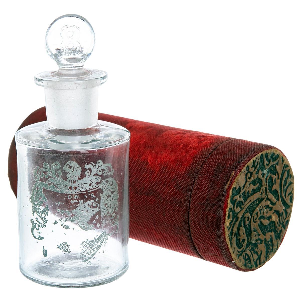 Antike Parfümflasche mit Samtgehäuse im Angebot