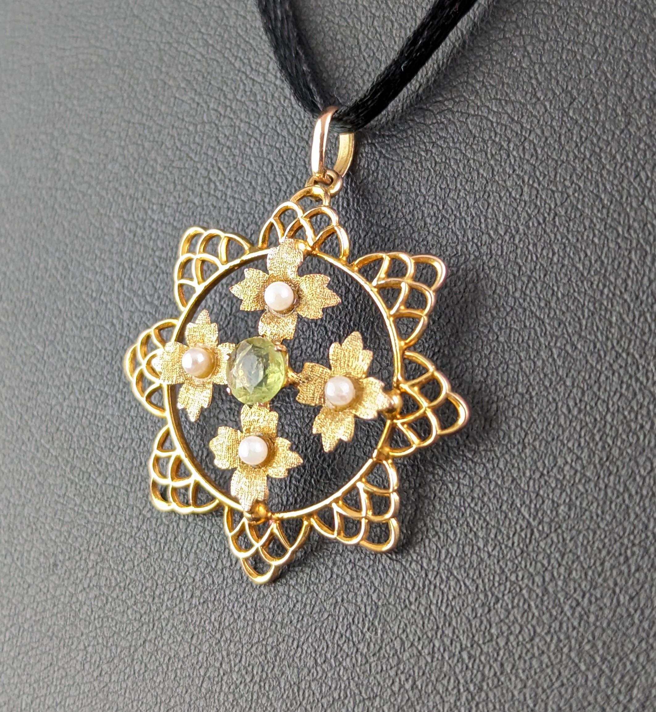 Antique Peridot and Pearl flower pendant, 9k yellow gold, Edwardian  For Sale 5