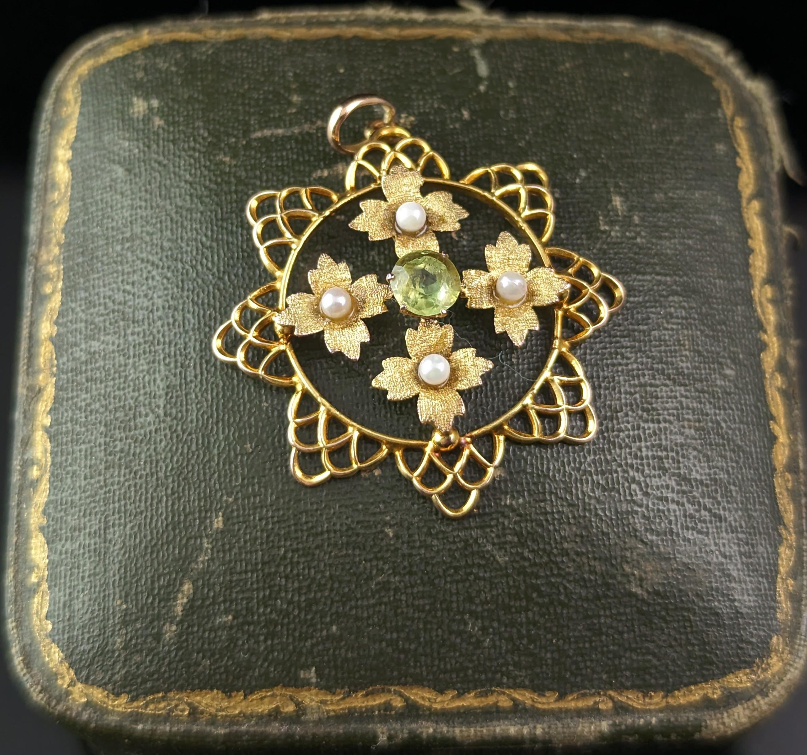 Antique Peridot and Pearl flower pendant, 9k yellow gold, Edwardian  For Sale 6