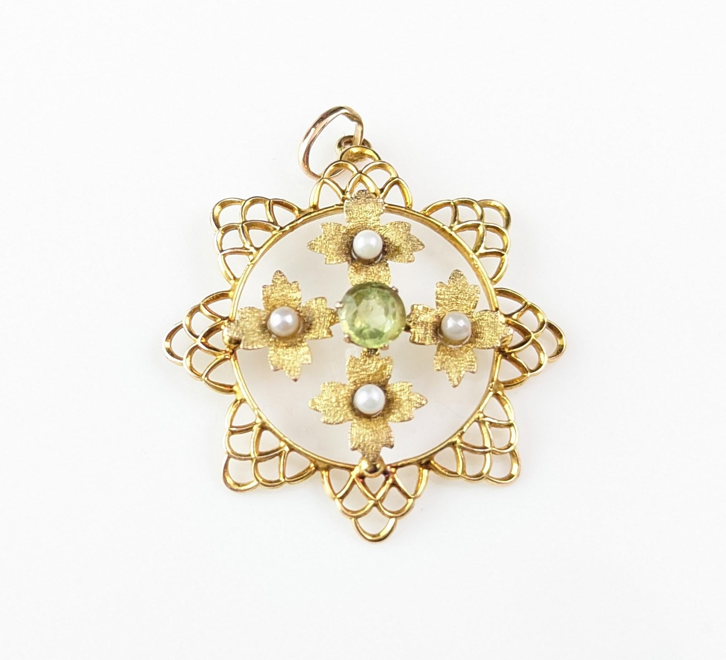 Antique Peridot and Pearl flower pendant, 9k yellow gold, Edwardian  For Sale 7
