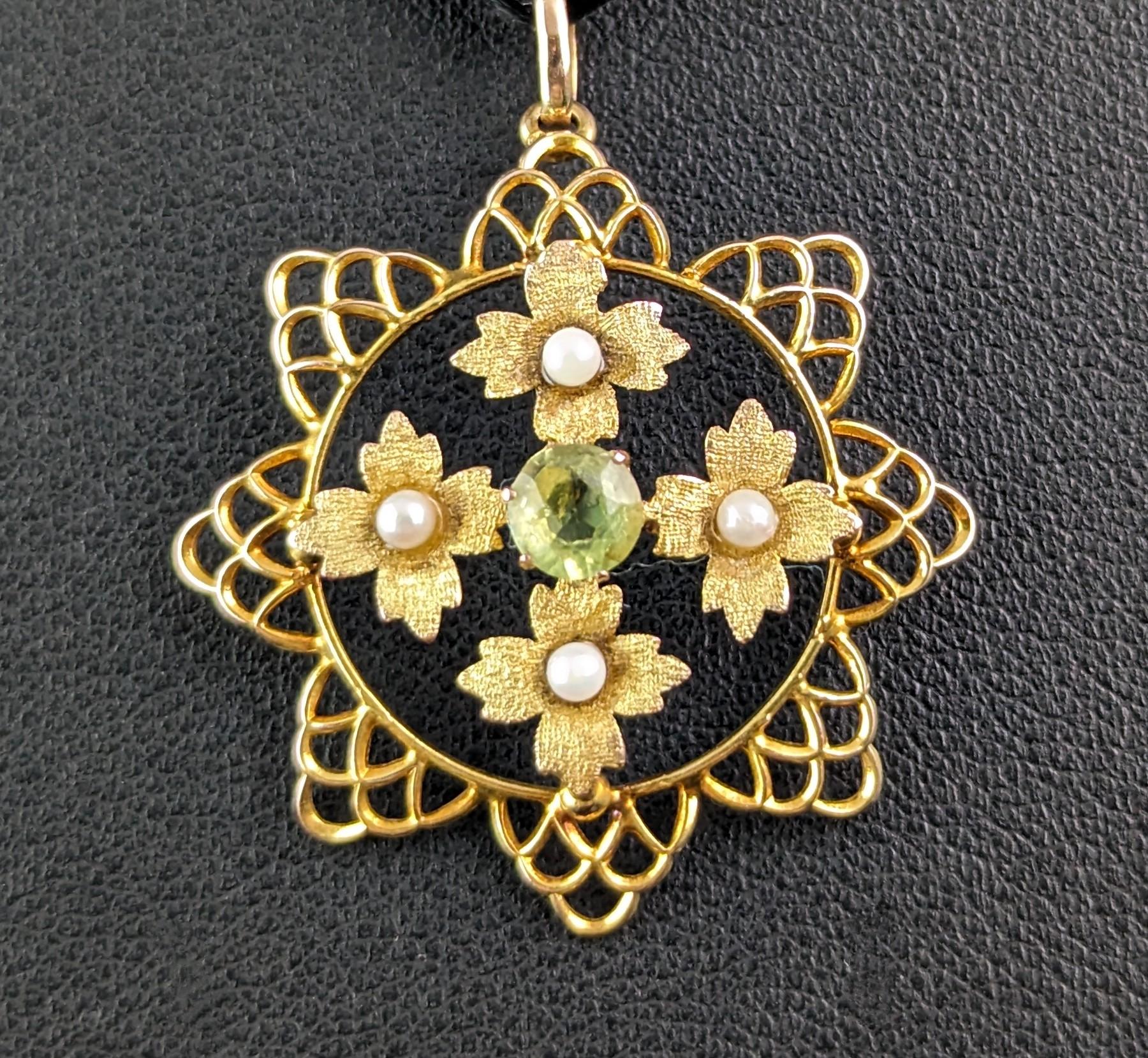 Antique Peridot and Pearl flower pendant, 9k yellow gold, Edwardian  In Good Condition For Sale In NEWARK, GB