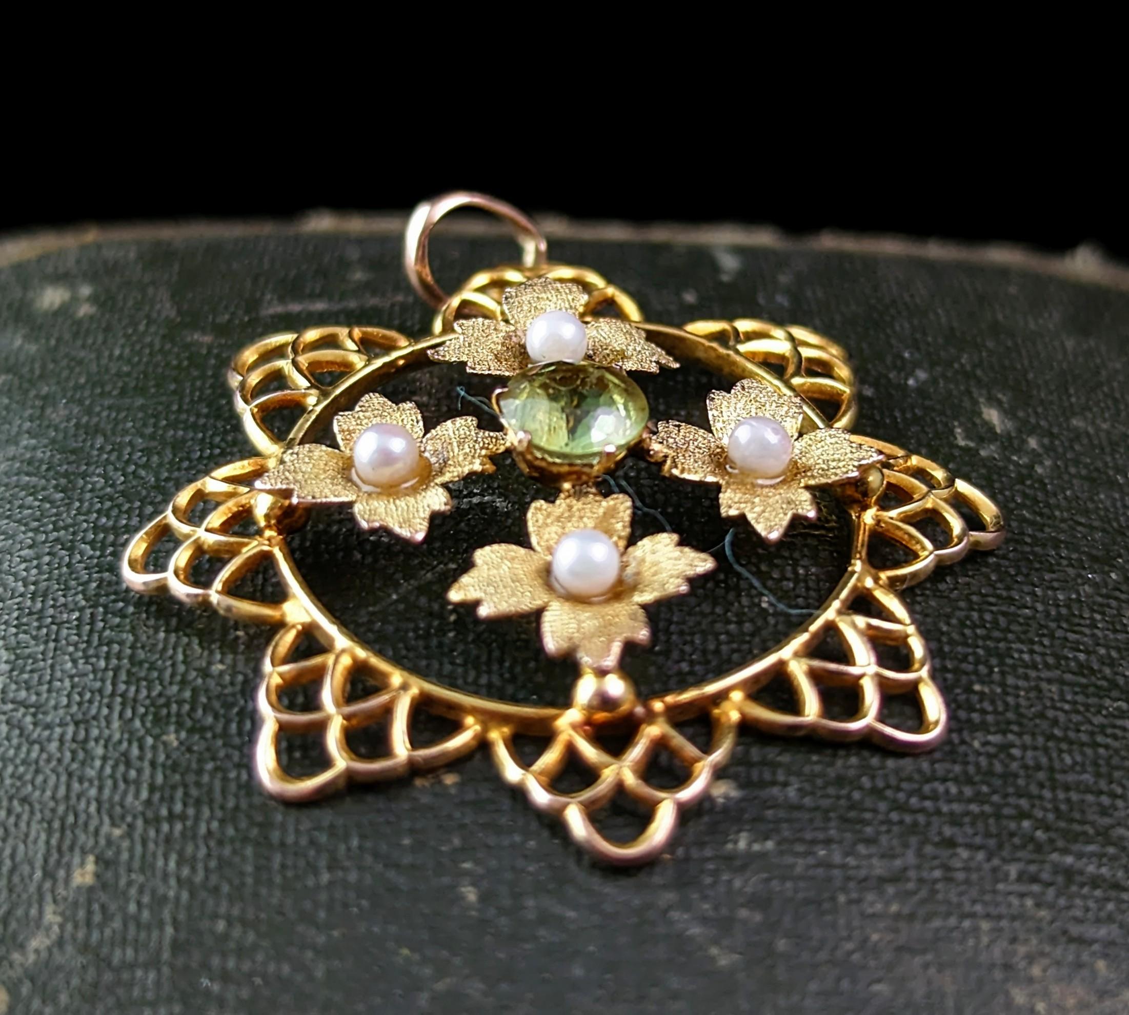 Antique Peridot and Pearl flower pendant, 9k yellow gold, Edwardian  For Sale 1
