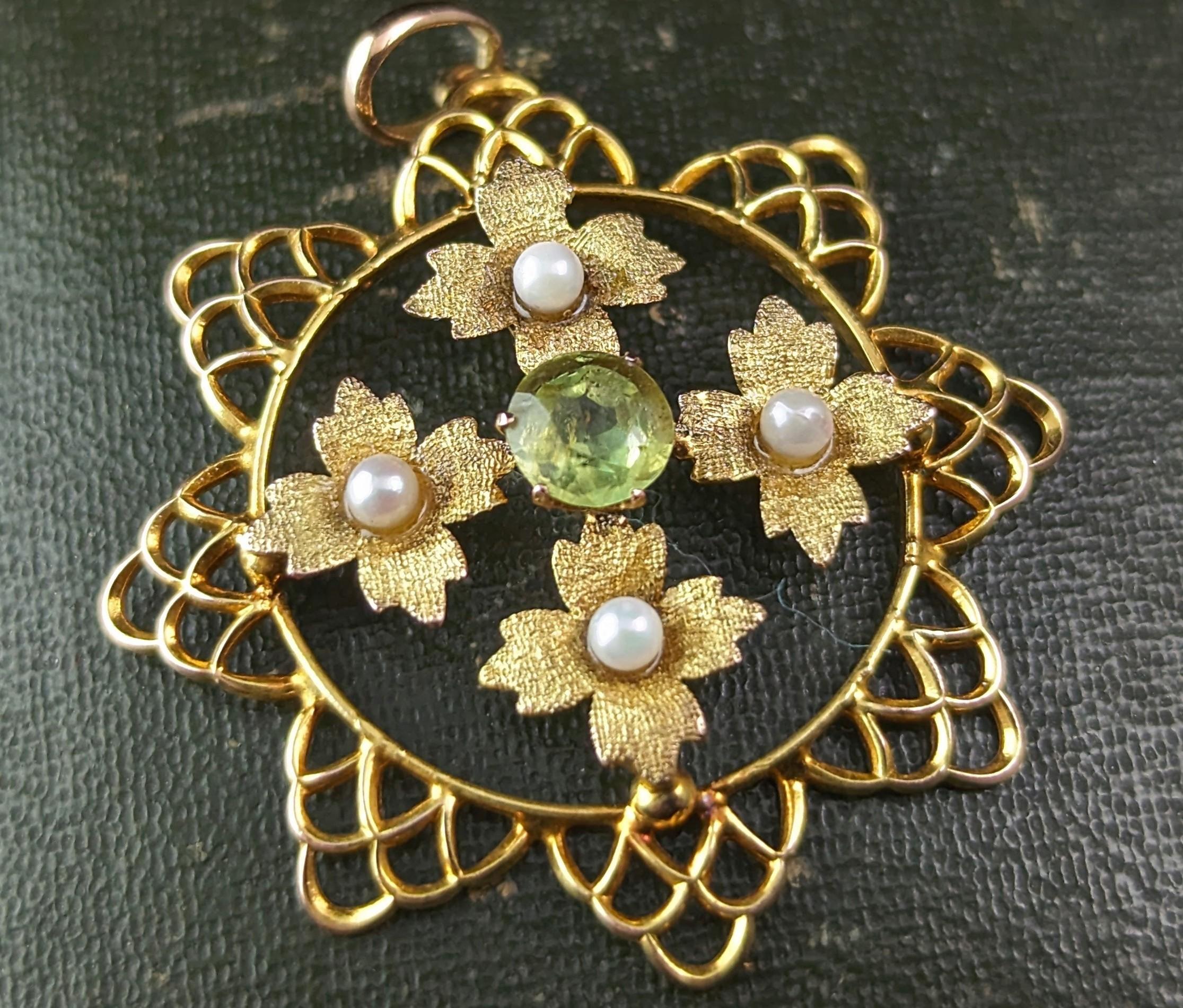Antique Peridot and Pearl flower pendant, 9k yellow gold, Edwardian  For Sale 2