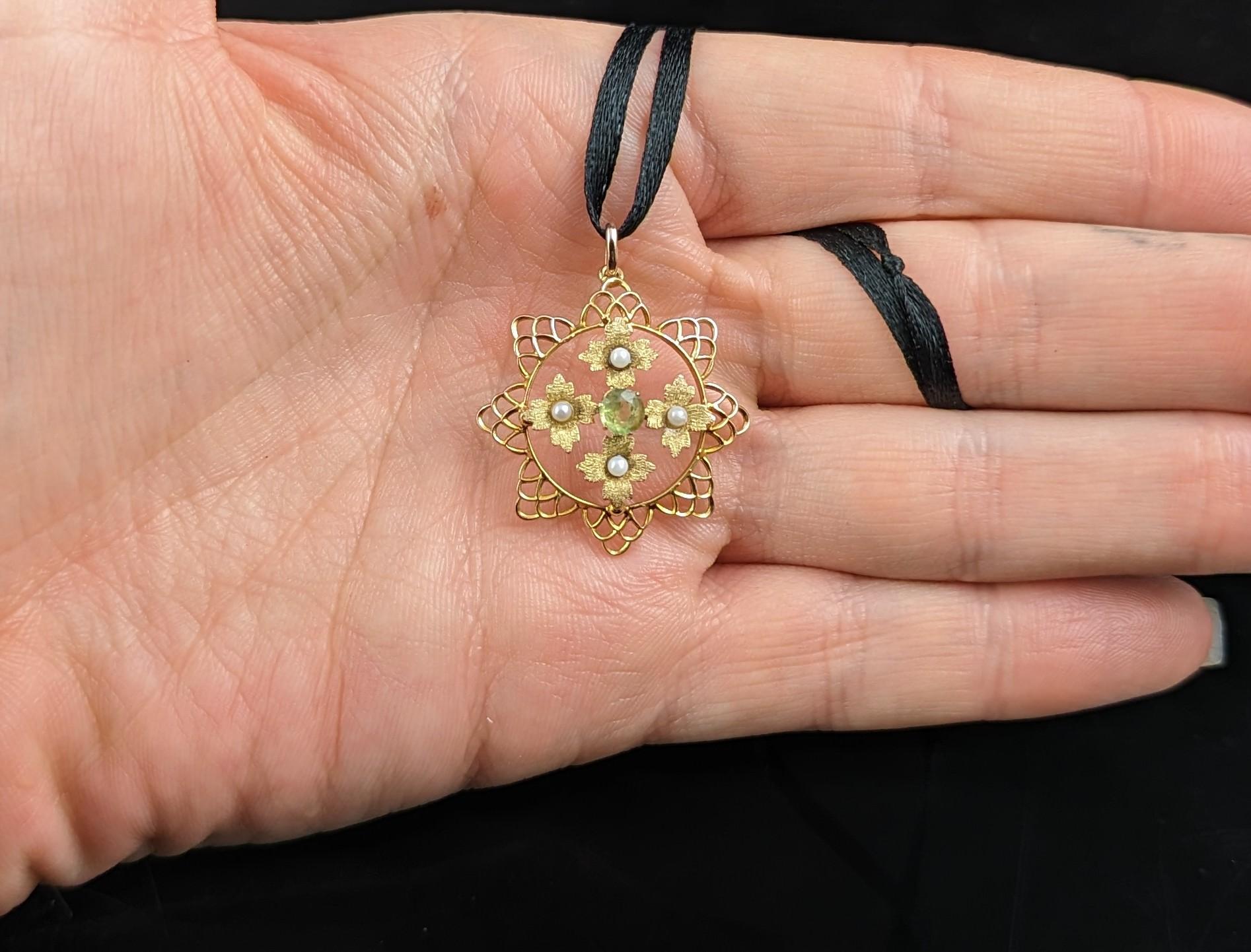 Antique Peridot and Pearl flower pendant, 9k yellow gold, Edwardian  For Sale 3