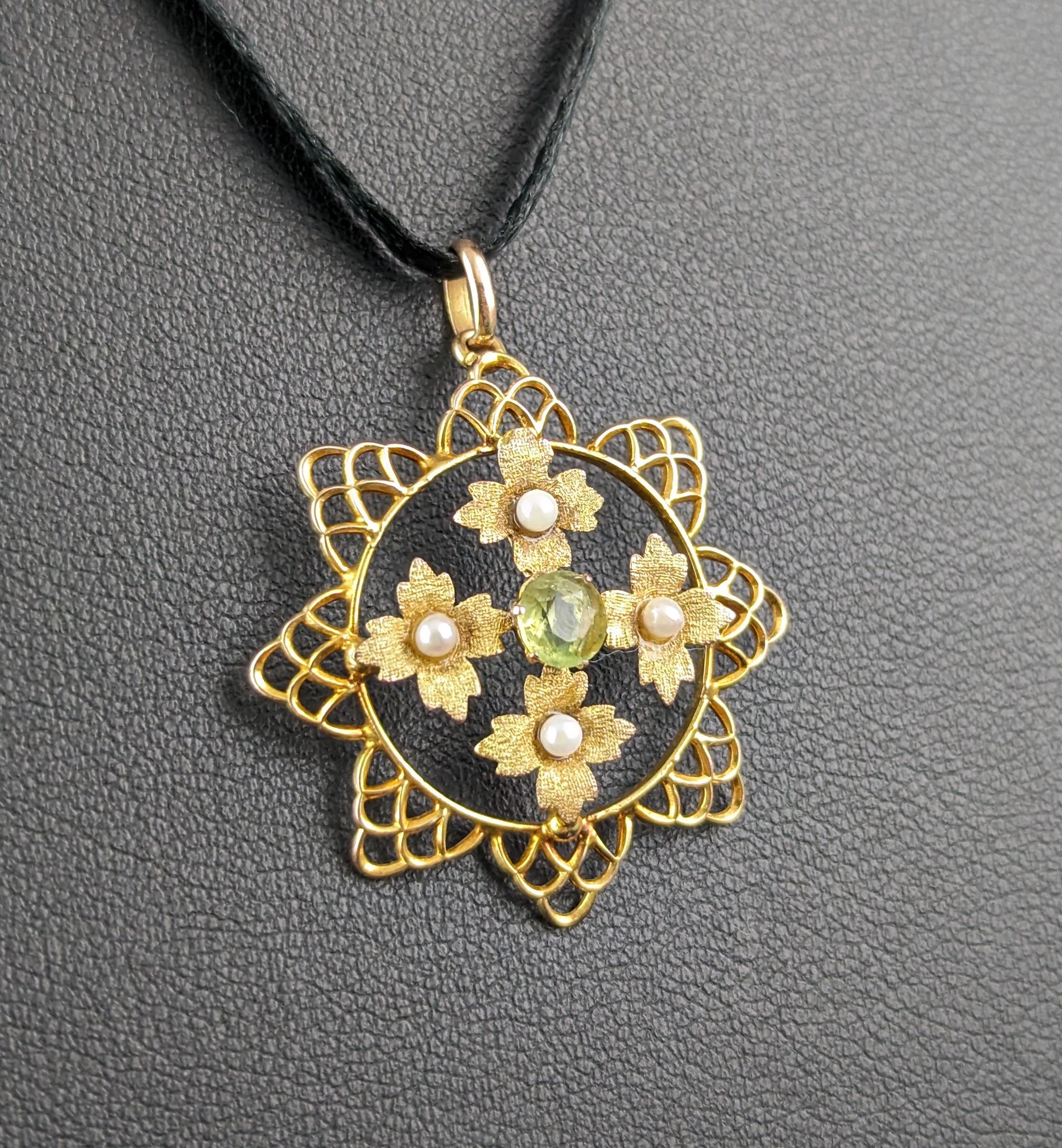 Antique Peridot and Pearl flower pendant, 9k yellow gold, Edwardian  For Sale 4