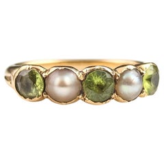 Antiker halber Ring mit Peridot und geteilter Perle, 18 Karat Gelbgold