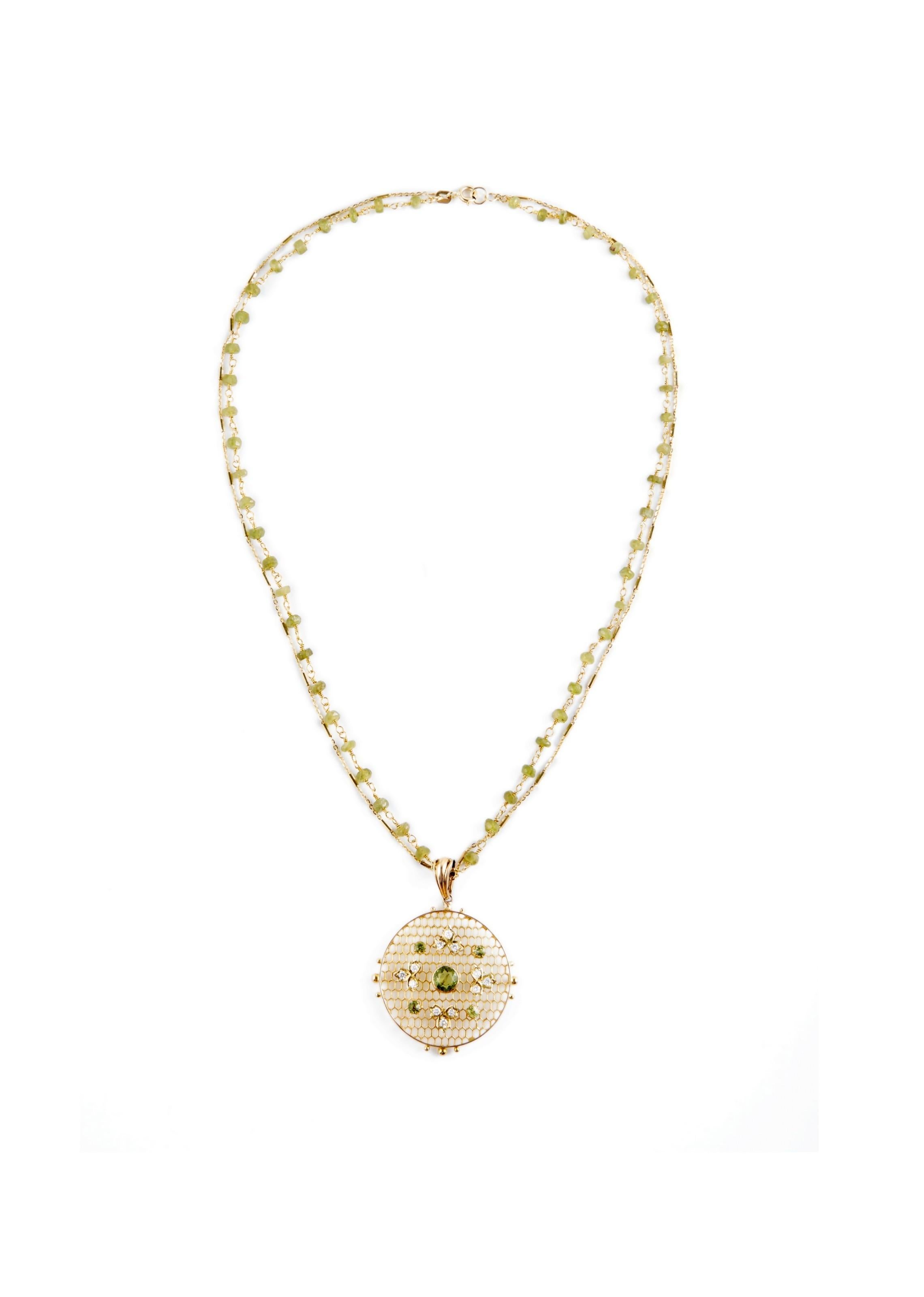 Péridot antique et diamants sertis dans un médaillon en nid d'abeille en or avec une chaîne en perles de péridot et une chaîne en or, à porter et unique !