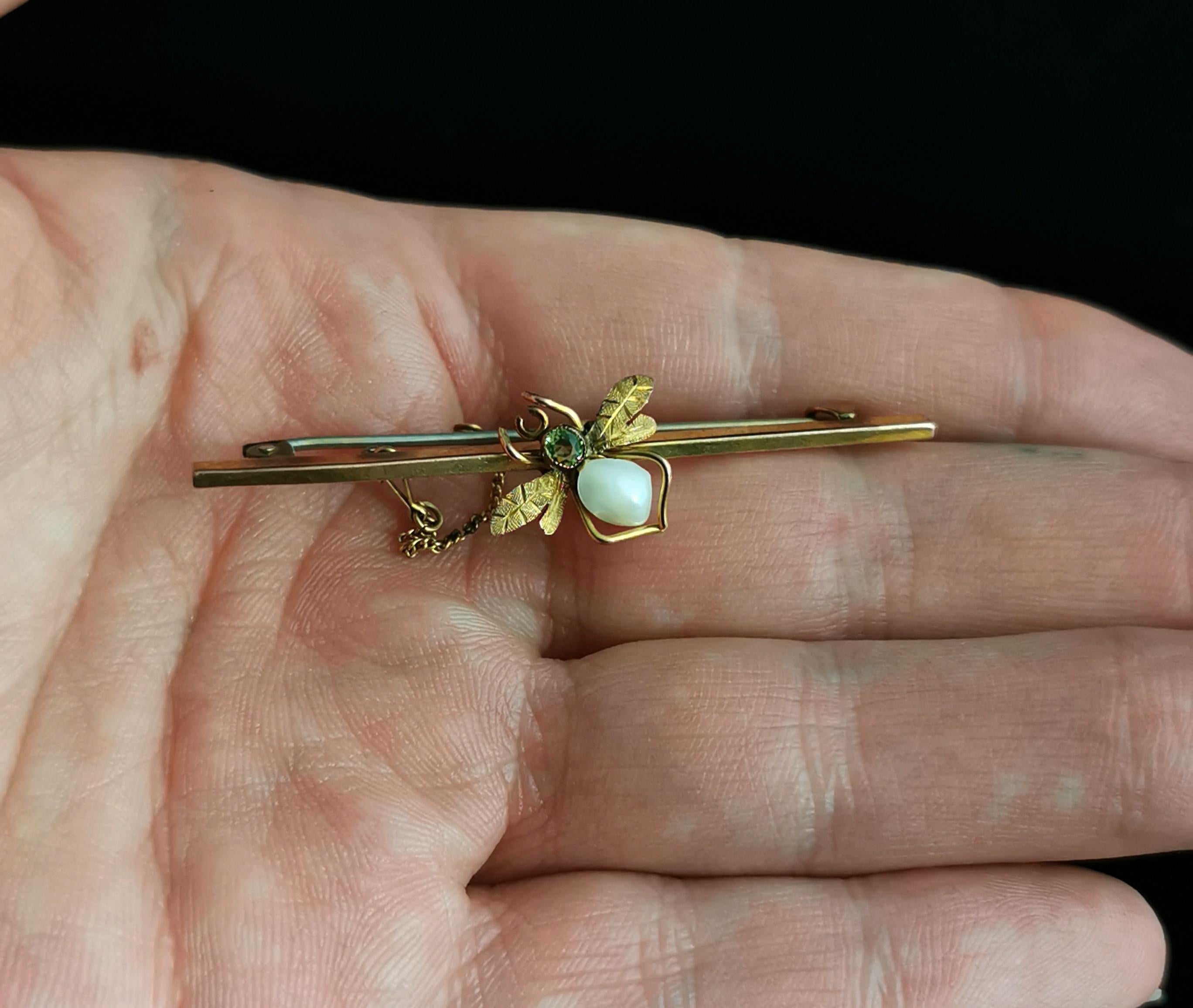 Round Cut Antique Peridot Fly Brooch, 9 Karat Yellow Gold, Edwardian, Mother of Pearl