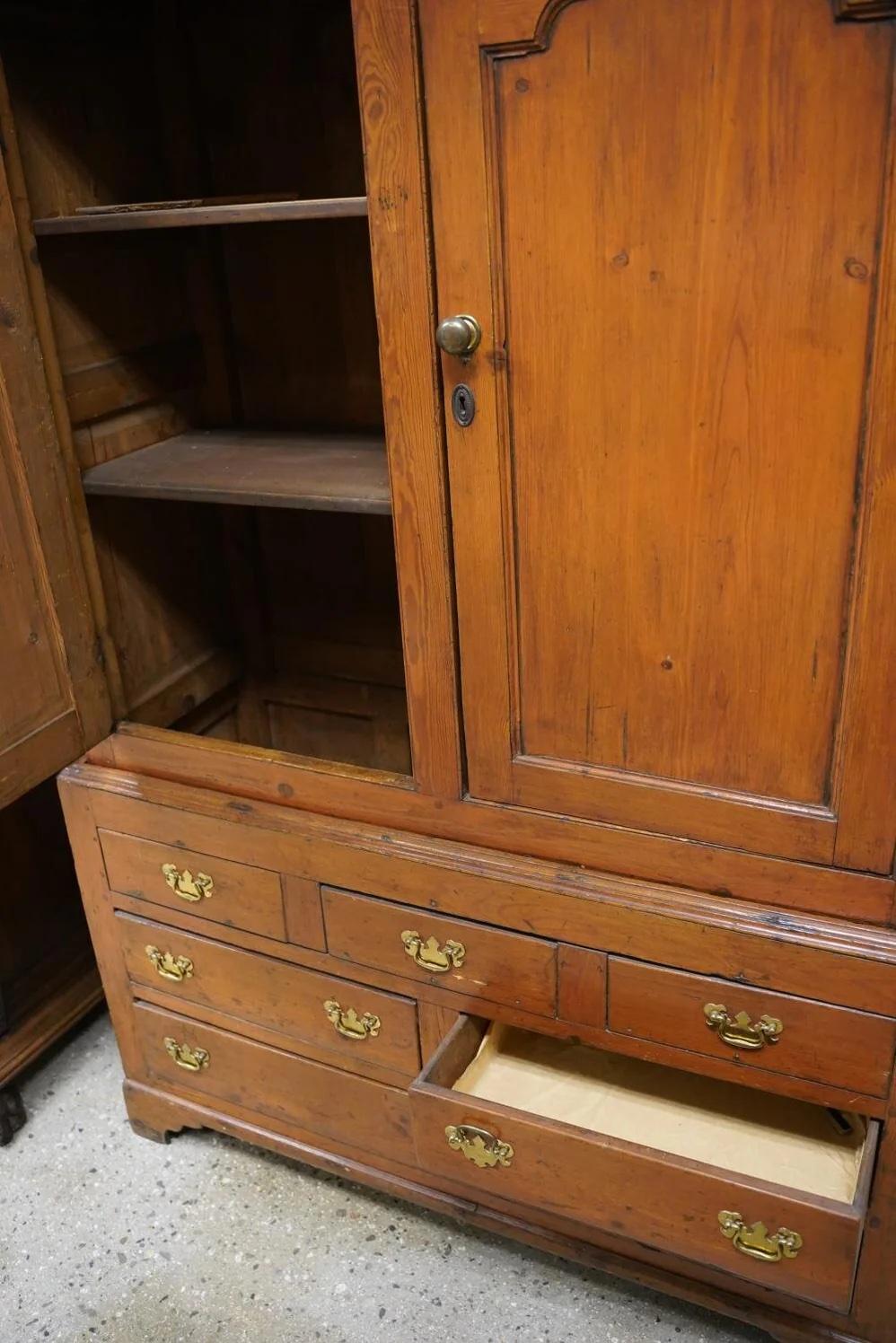 Hand-Crafted Antique Period American Colonial Pine Linen Press Late 18th Century For Sale