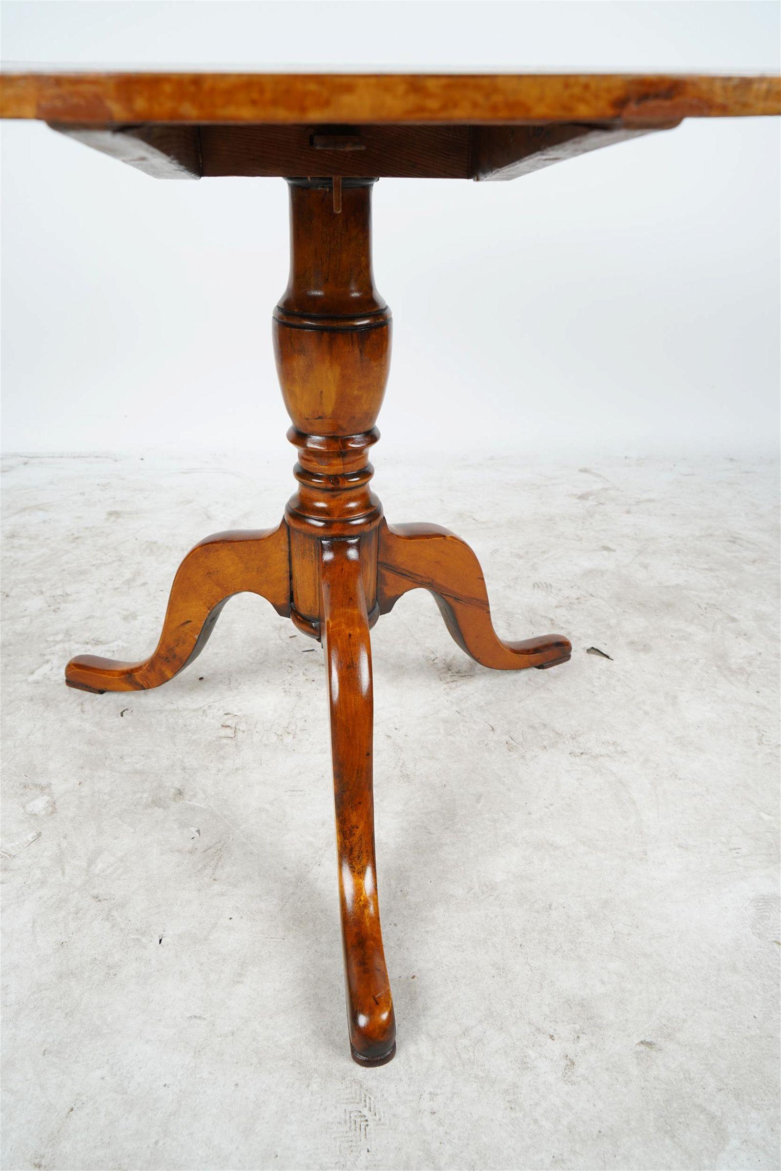 Antique Period American Federal Period Maple Tilt Top Side Table Late 18th C In Good Condition For Sale In Los Angeles, CA