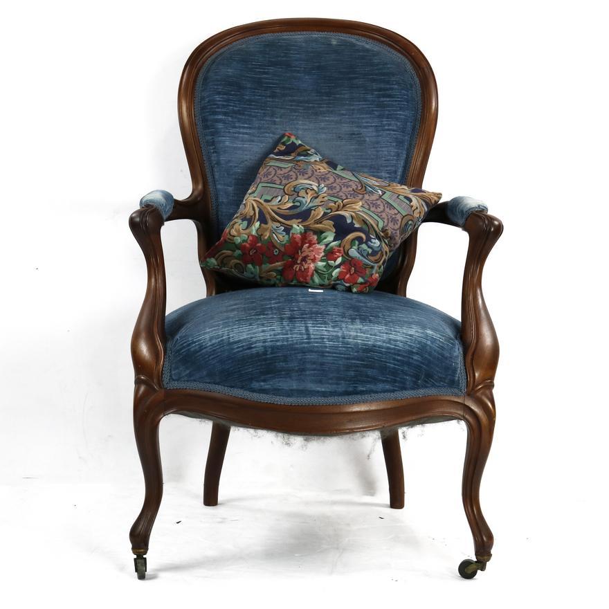 Antiker amerikanischer viktorianischer geschnitzter Walnussholz-Sessel mit Saloon-Rückenlehne aus der Antike, um 1850 (Viktorianisch) im Angebot