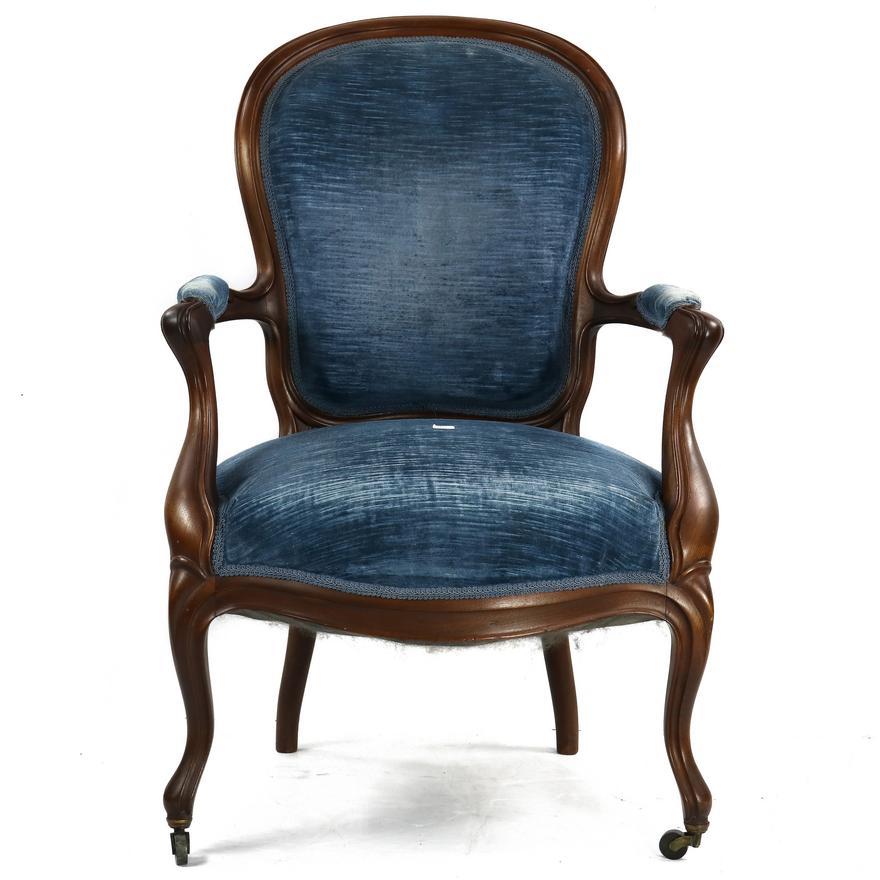 Antique Period American Victorian Carved Walnut Saloon Back Armchair Circa 1850 In Good Condition For Sale In Los Angeles, CA