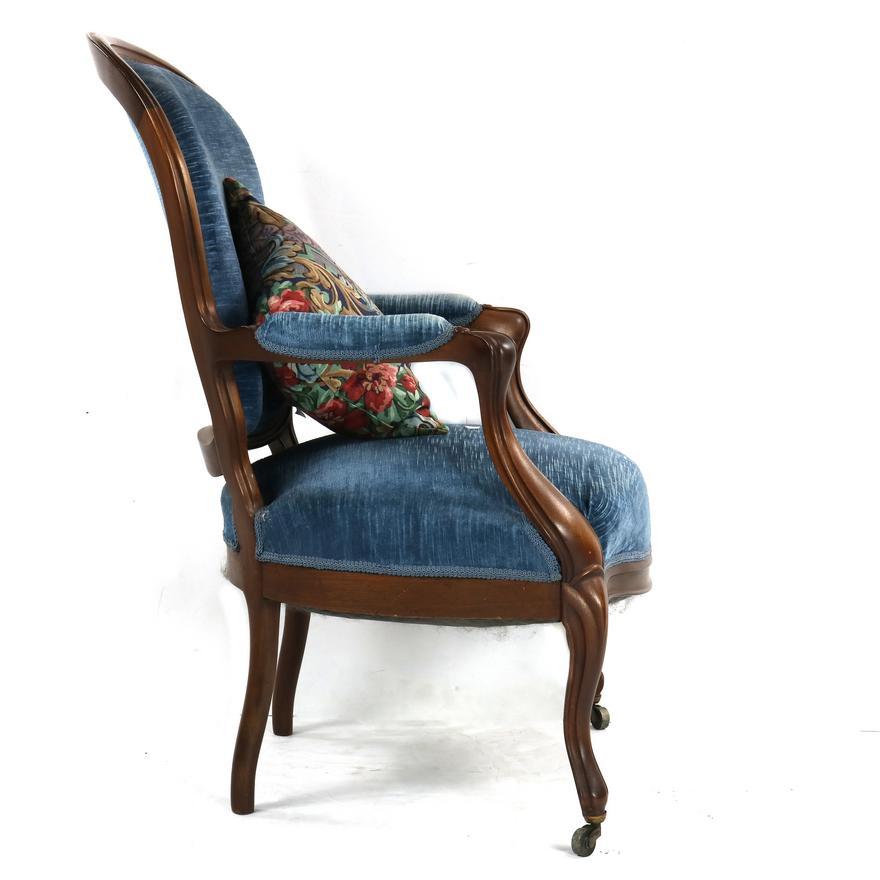 Antiker amerikanischer viktorianischer geschnitzter Walnussholz-Sessel mit Saloon-Rückenlehne aus der Antike, um 1850 im Zustand „Gut“ im Angebot in Los Angeles, CA