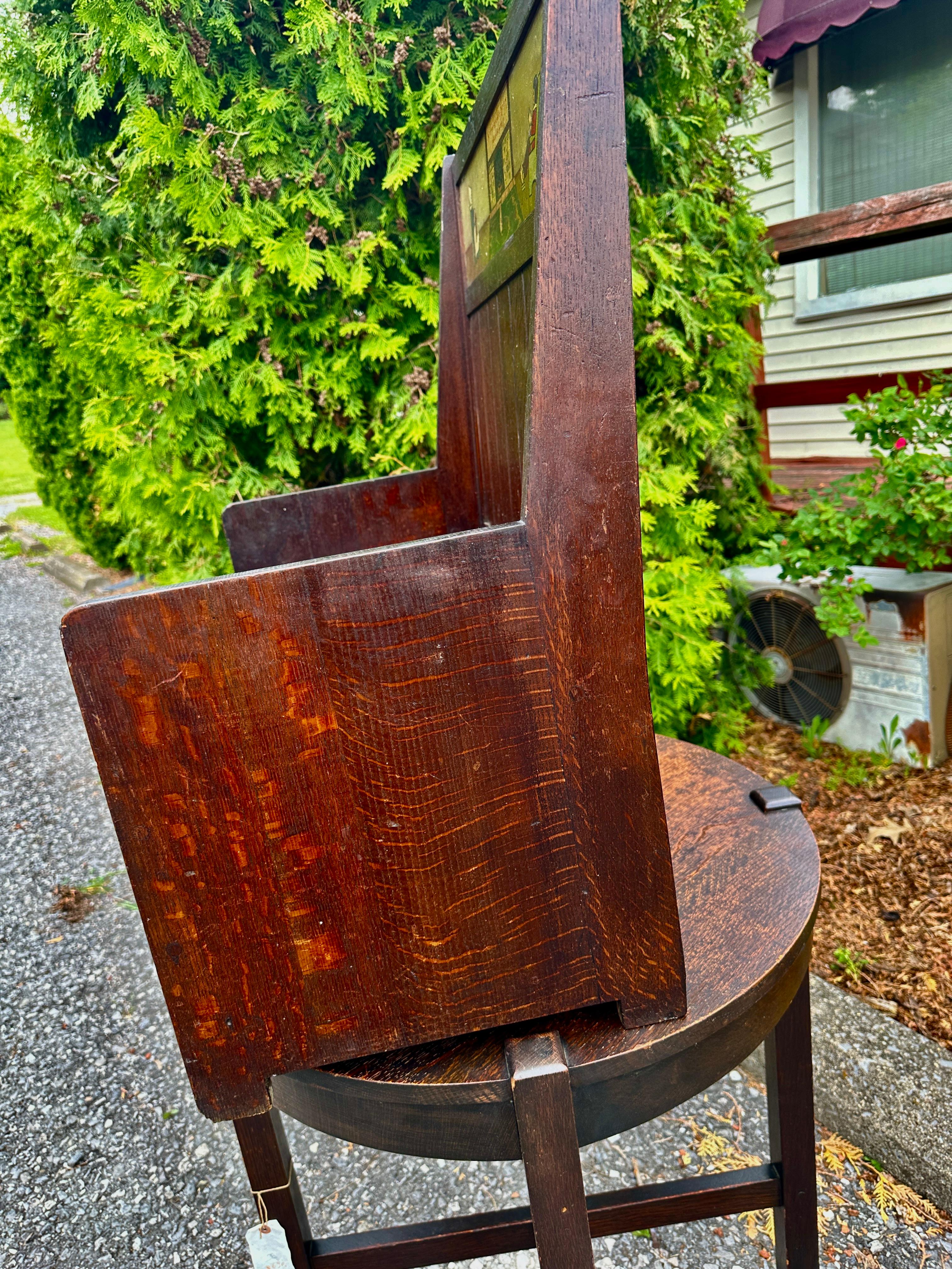 Si tratta di un'antica panca (o divano) per bambini dei primi anni del 1900 in ottime condizioni. La finitura originale è ancora in ottime condizioni. Dalla decorazione  sulla parte superiore, riteniamo che possa provenire dall'Europa, ma non