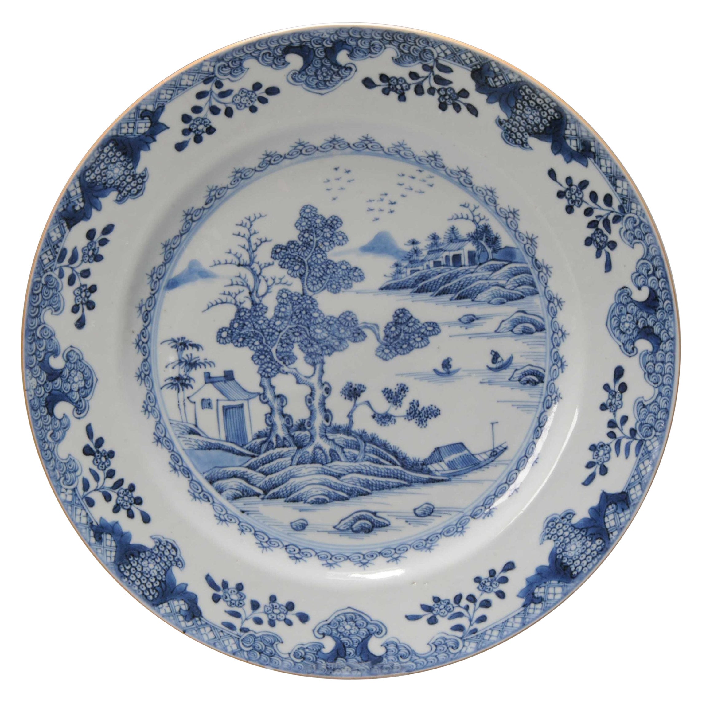 Antiguo plato de porcelana china de época Pagoda con paisaje, ca 1730-1750 en venta