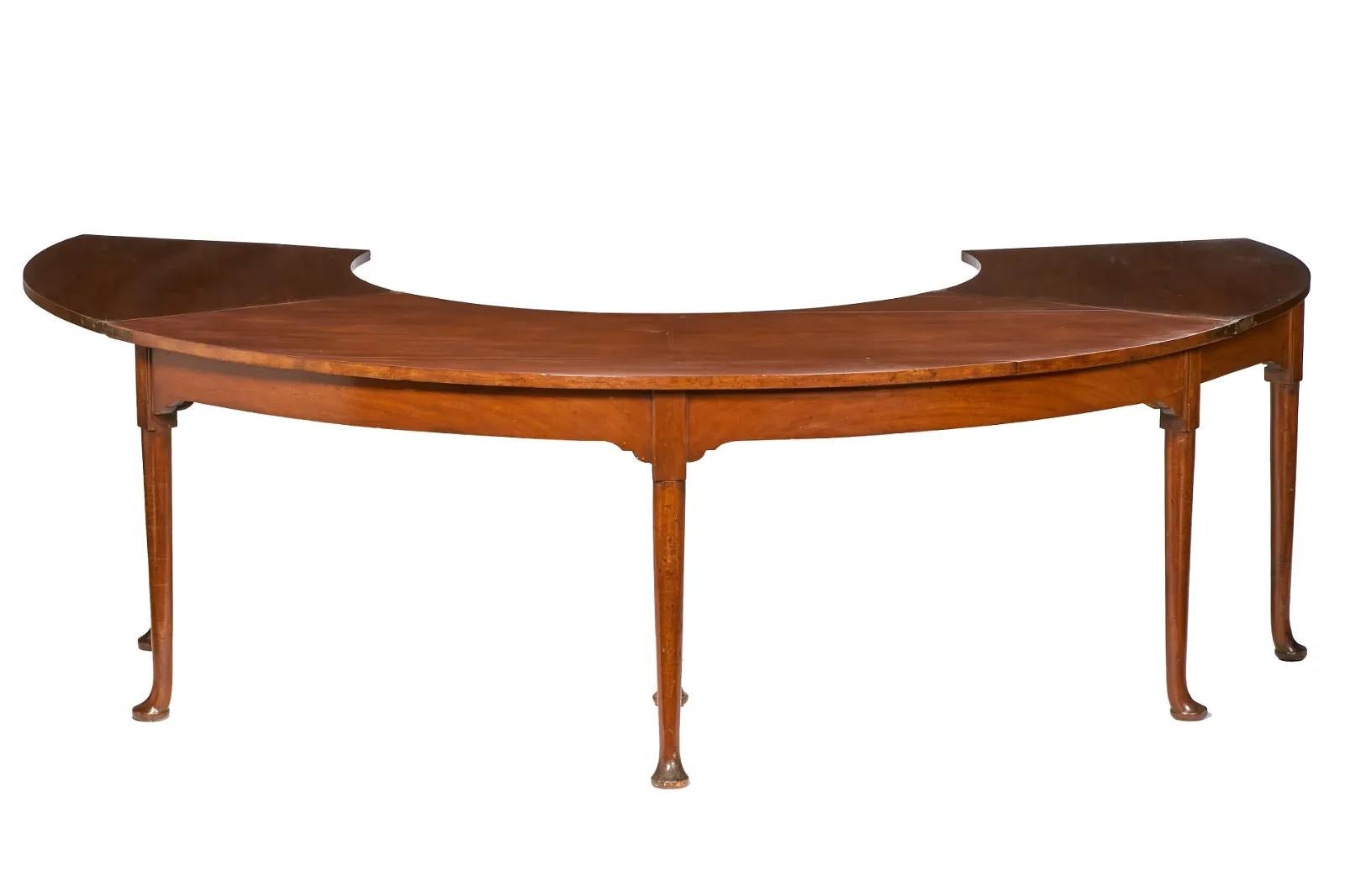 Hand-Carved Antique Period English Georgian Mahogany Horseshoe Hunt / Wine Table Circa 1790 For Sale