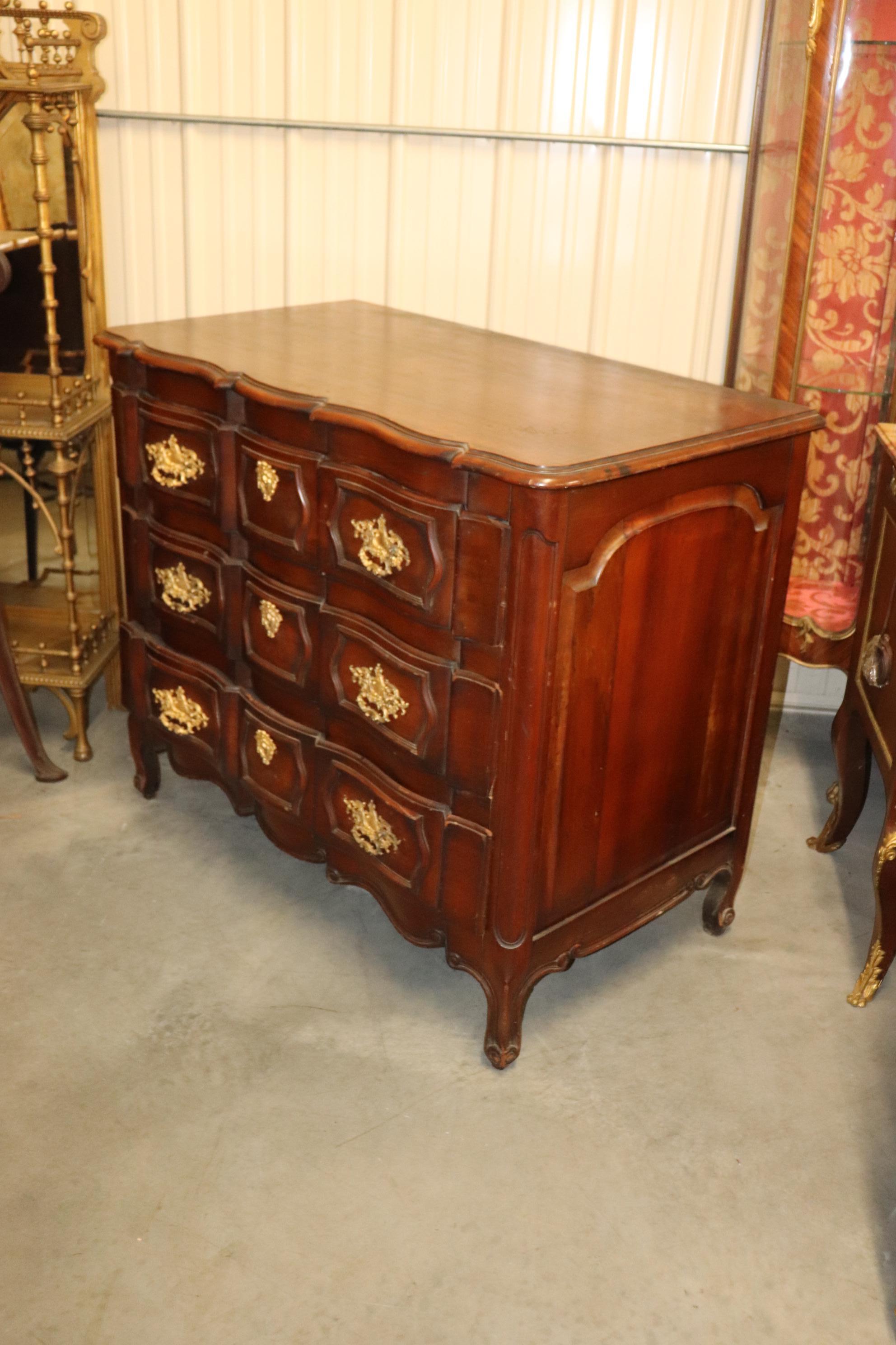 Antique Period French Louis XV French Provincial Walnut Commode Circa 1840 In Good Condition For Sale In Swedesboro, NJ