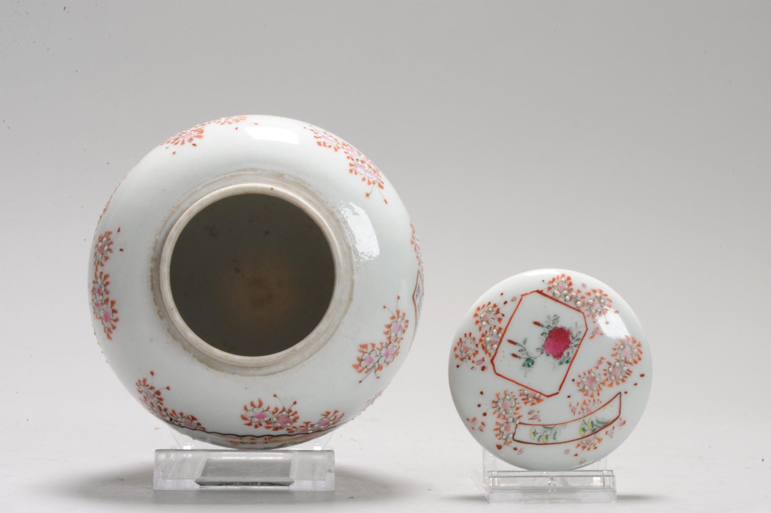 Giapponese Antico vaso giapponese Kutani d'epoca con scena floreale autunnale, marcato, XIX secolo in vendita