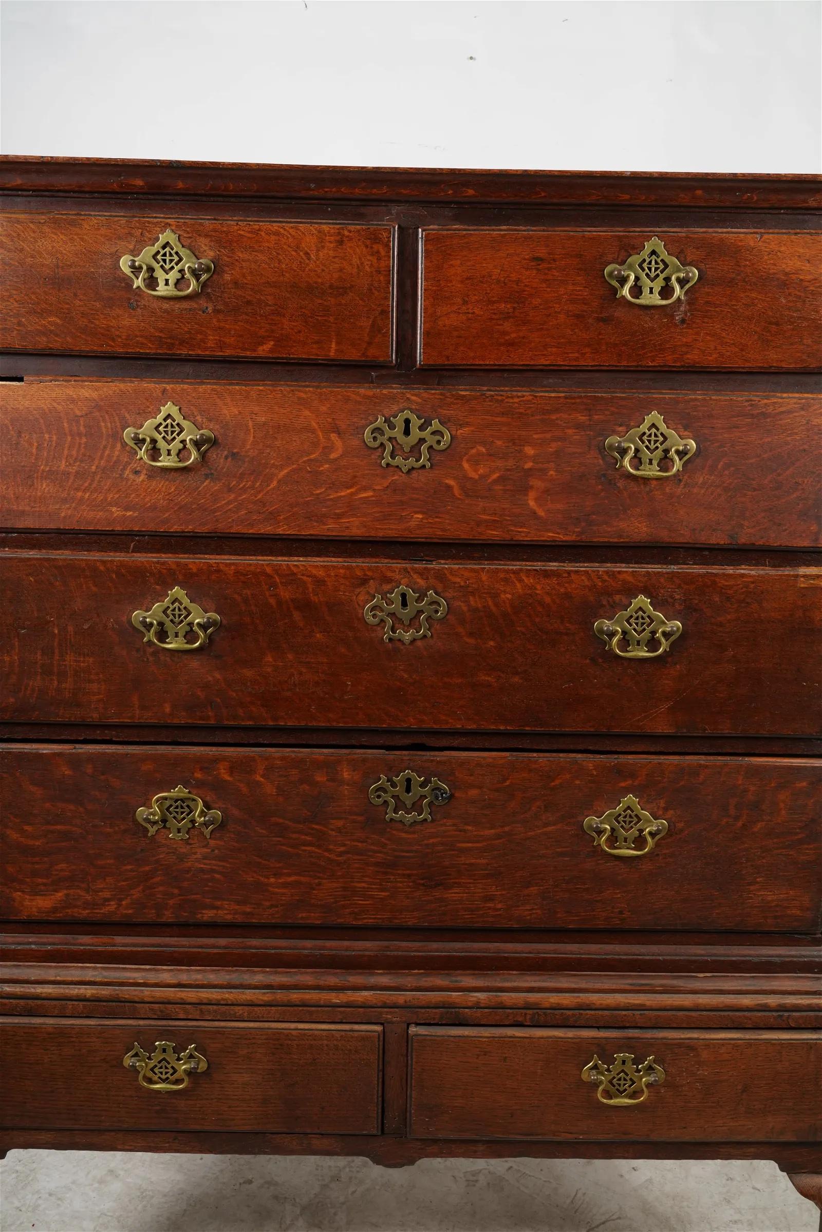 Antique Period Late 1700's English Georgian Quarter Sawn Oak Chest on Stand In Good Condition For Sale In Los Angeles, CA