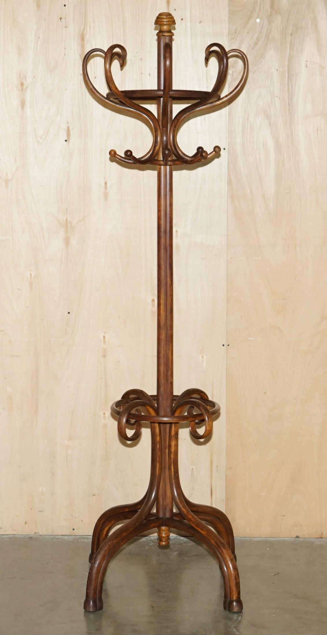 Casa Reale Antiquariato

The Royal House Antiques è lieta di offrire in vendita questo grande appendiabiti originale di Thonet Bentwood in legno massiccio di faggio a otto punte, completamente stampato sulla base, risalente al 1880 circa.

Le spese