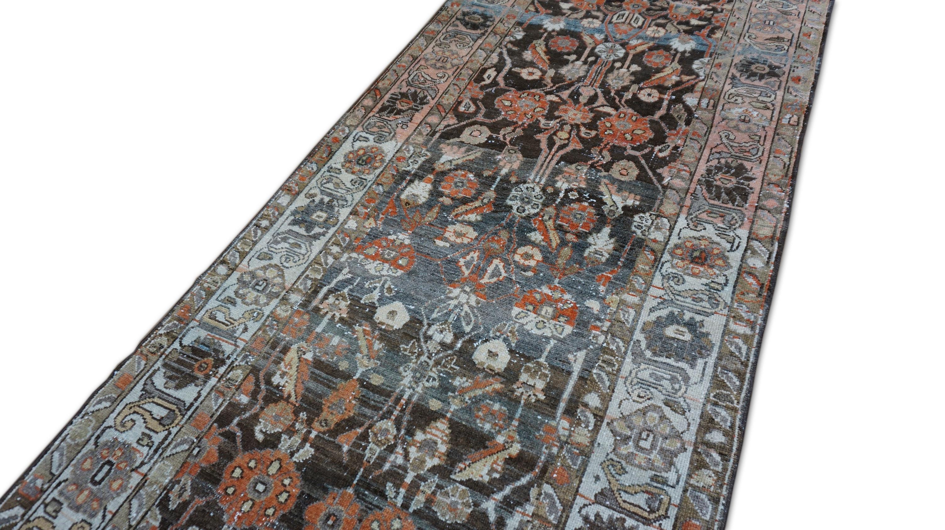 Dieser exquisite antike Malayer-Läufer zeigt ein detailreiches Herati-Muster, das in einer Palette aus erdigen Braun-, Pfirsich- und Elfenbeintönen gewebt ist. Die handgeknüpfte Wollkonstruktion spiegelt die außergewöhnliche Handwerkskunst der