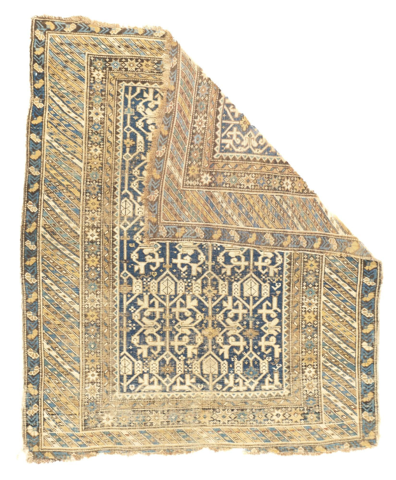 Tapis Perpedil antique 3'11'' x 4'7''.  Le champ rouge joliment abrasé est dominé par un médaillon polaire composé de trois diamants étagés imbriqués les uns dans les autres, de couleur jaune clair et bleu céruléen. De petits diamants divisés sont