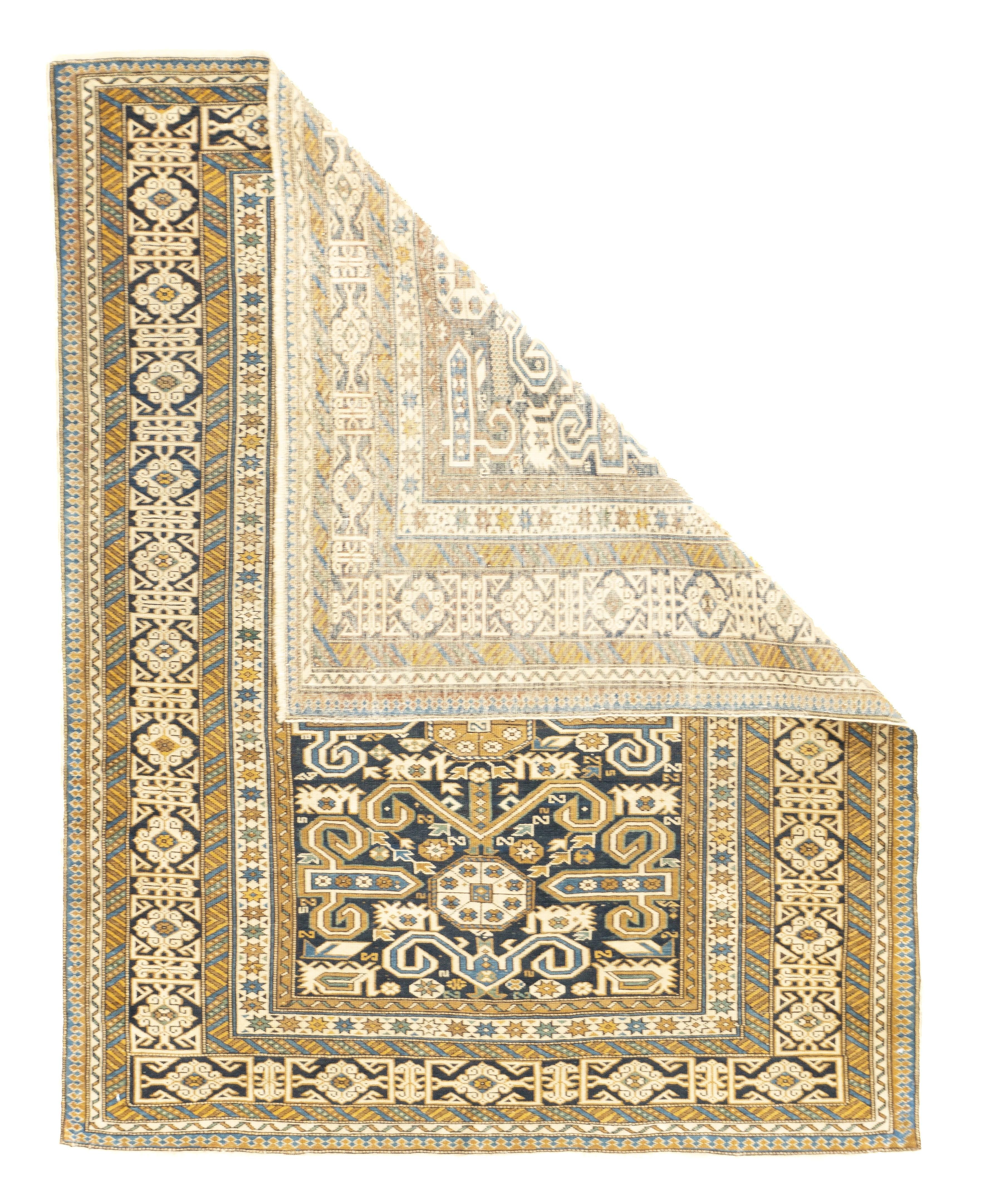 Tapis Perpedil antique 3'6'' x 4'6''. Généralement en format dispersé, provenant du Caucase oriental, entièrement en laine ; motifs géométriques à petite échelle. Un sous-type de Kuba. En général, les fonds sont bleu foncé ou crème. Quelques tapis