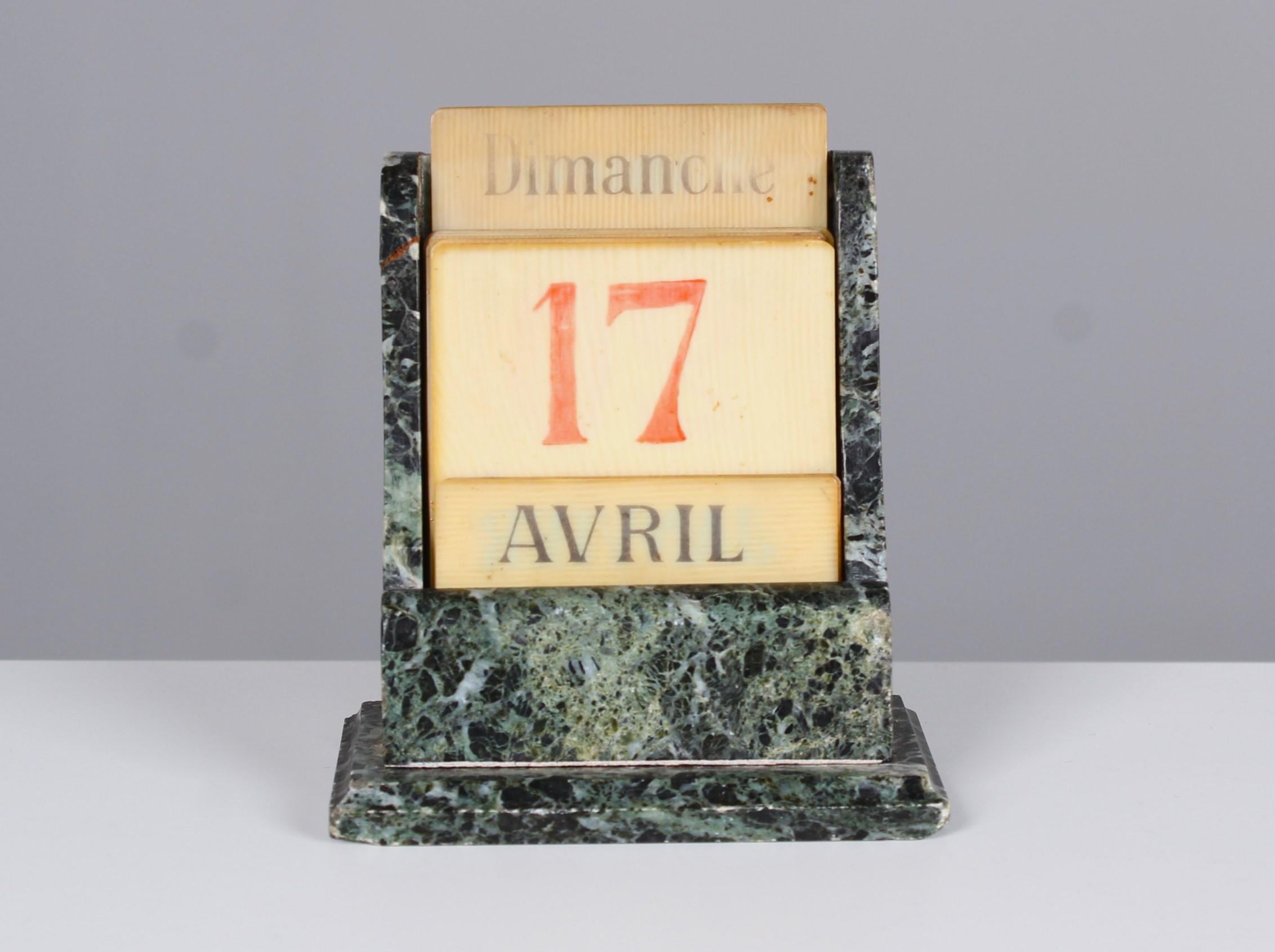 Schöner antiker ewiger Kalender aus Marmor mit komplettem und originalem Plattensatz für die Daten.
Frankreich, Anfang des 20. Jahrhunderts.



