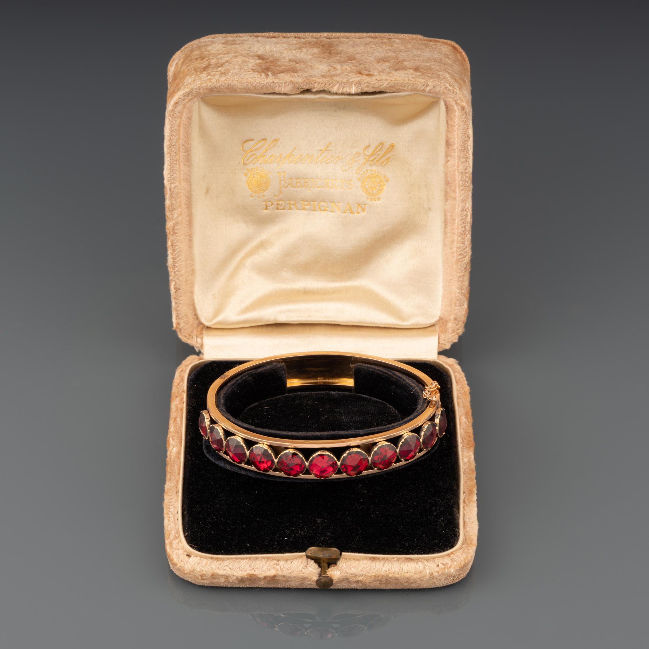 Ein sehr schöner antiker Armreif, hergestellt in Frankreich / Perpignan um 1890.

In der Originalverpackung eines Herstellers aus Perpignan.

Aus 18 Karat Roségold und mit roten Granaten besetzt.

Abmessungen: 60 und 55 mm