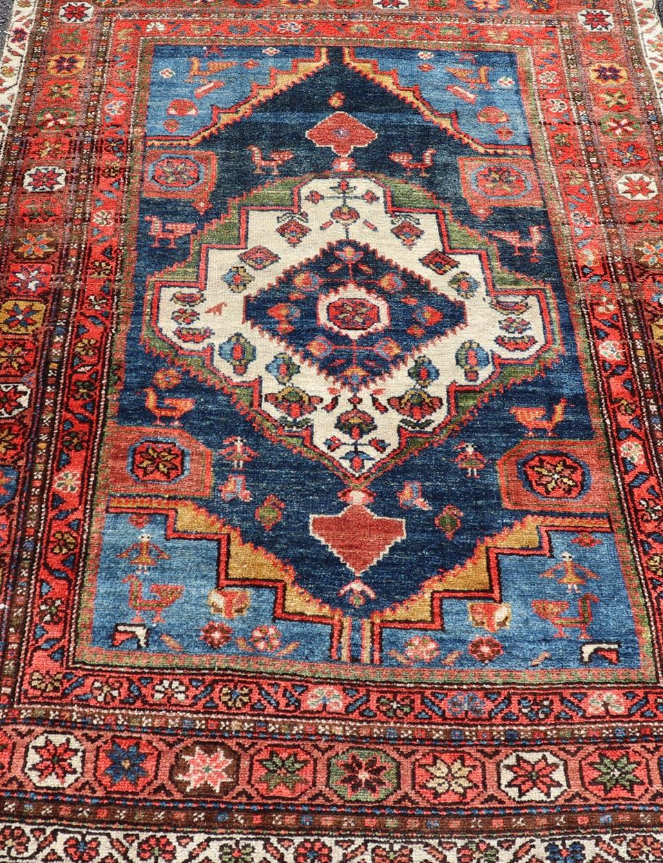 Maße: 4'1 x 6'0 
Antiker persischer Nahavand-Teppich von Keivan Woven Arts mit subgeometrischem Medaillon. Keivan Woven Arts / Teppich EMB-22235, Herkunftsland / Art: Persisch / Nahavand, etwa Anfang des 20. Jahrhunderts.

Dieser fesselnde antike