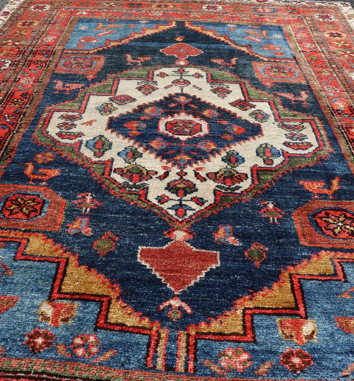 Antiker Persain Nahavand Teppich mit subgeometrischem Medaillon in Marineblau 4'1