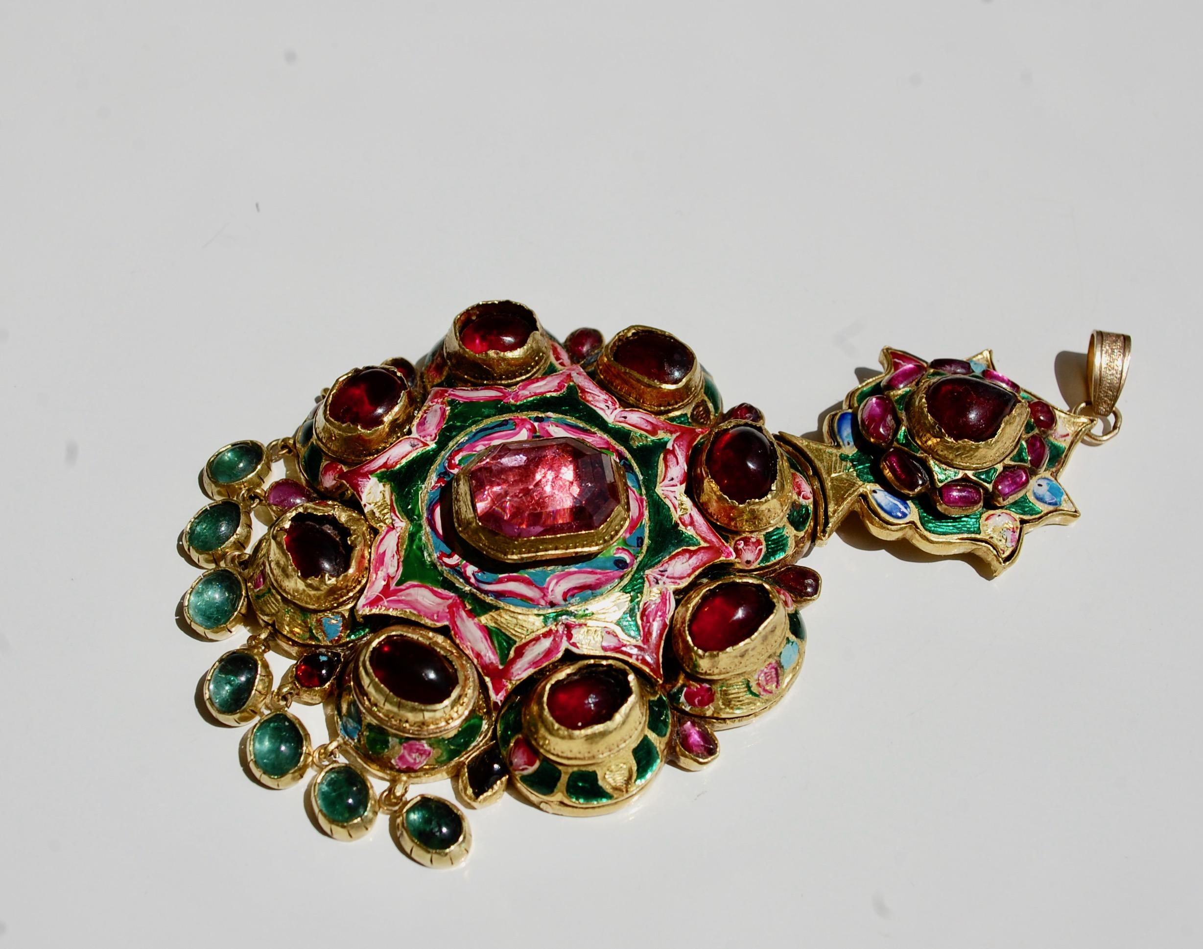 Pendentif ancien en or 22k Qajar émaillé de pierres précieuses en vente 5
