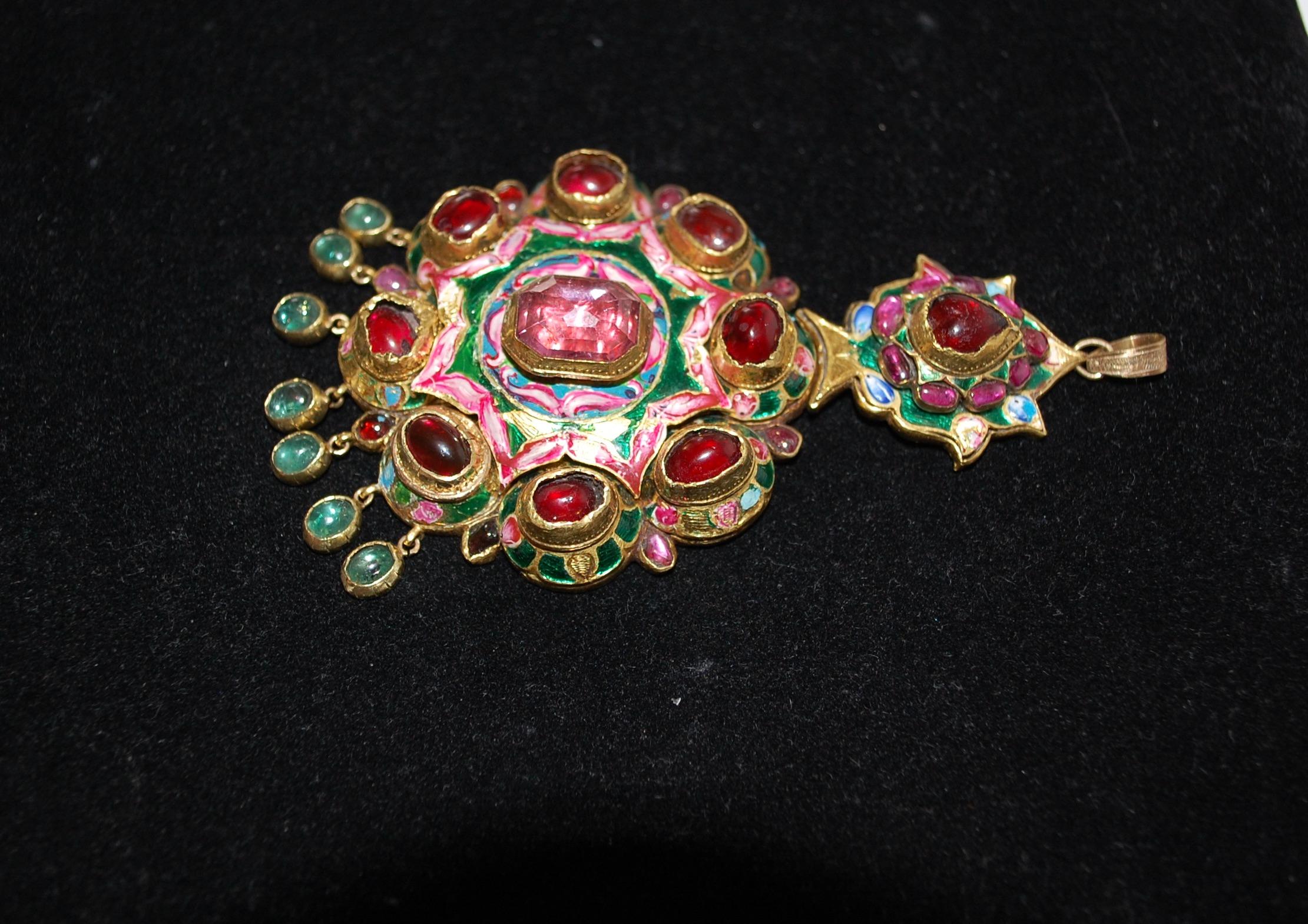 Pendentif ancien en or 22k Qajar émaillé de pierres précieuses Unisexe en vente