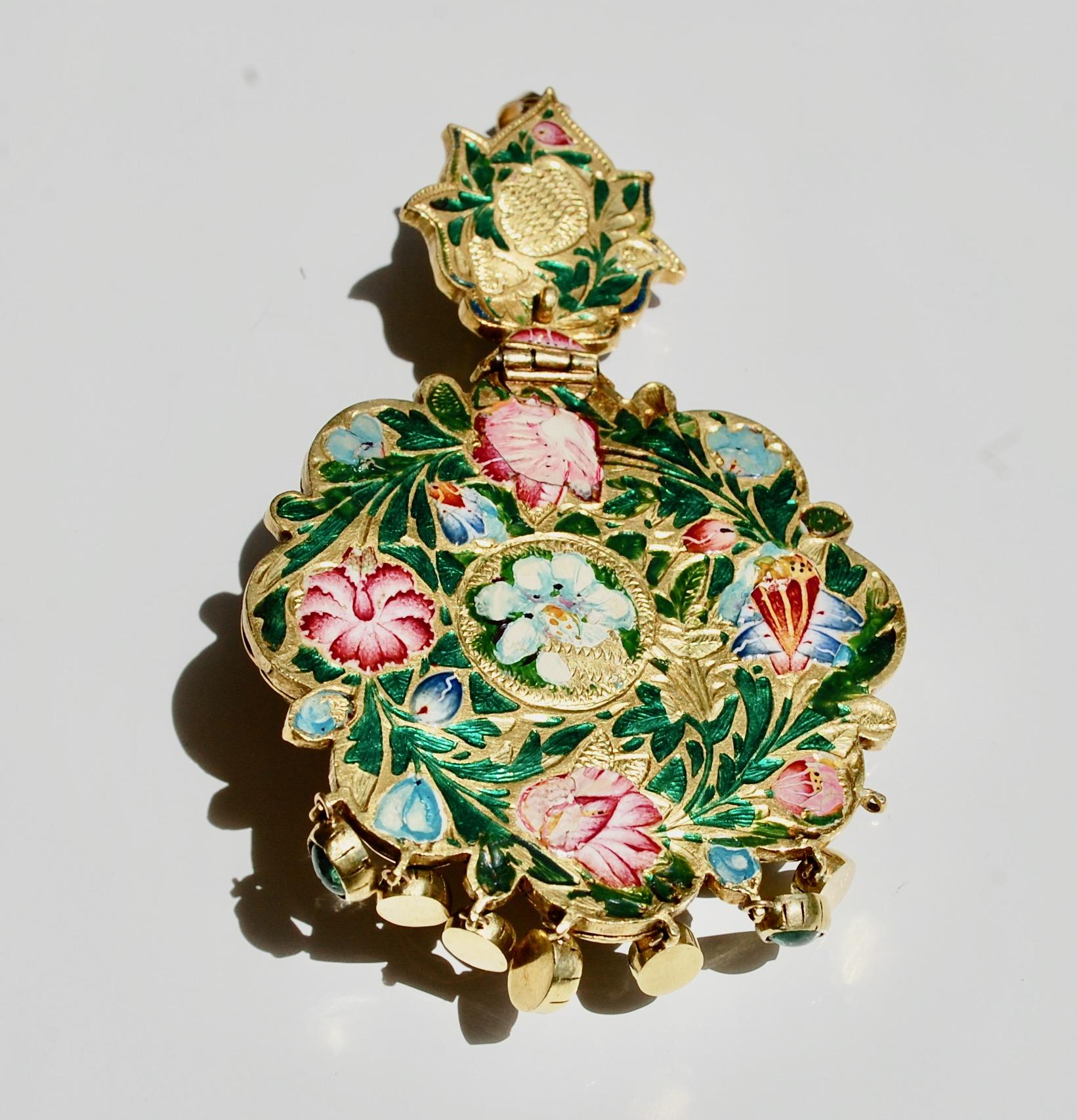 Pendentif ancien en or 22k Qajar émaillé de pierres précieuses en vente 2