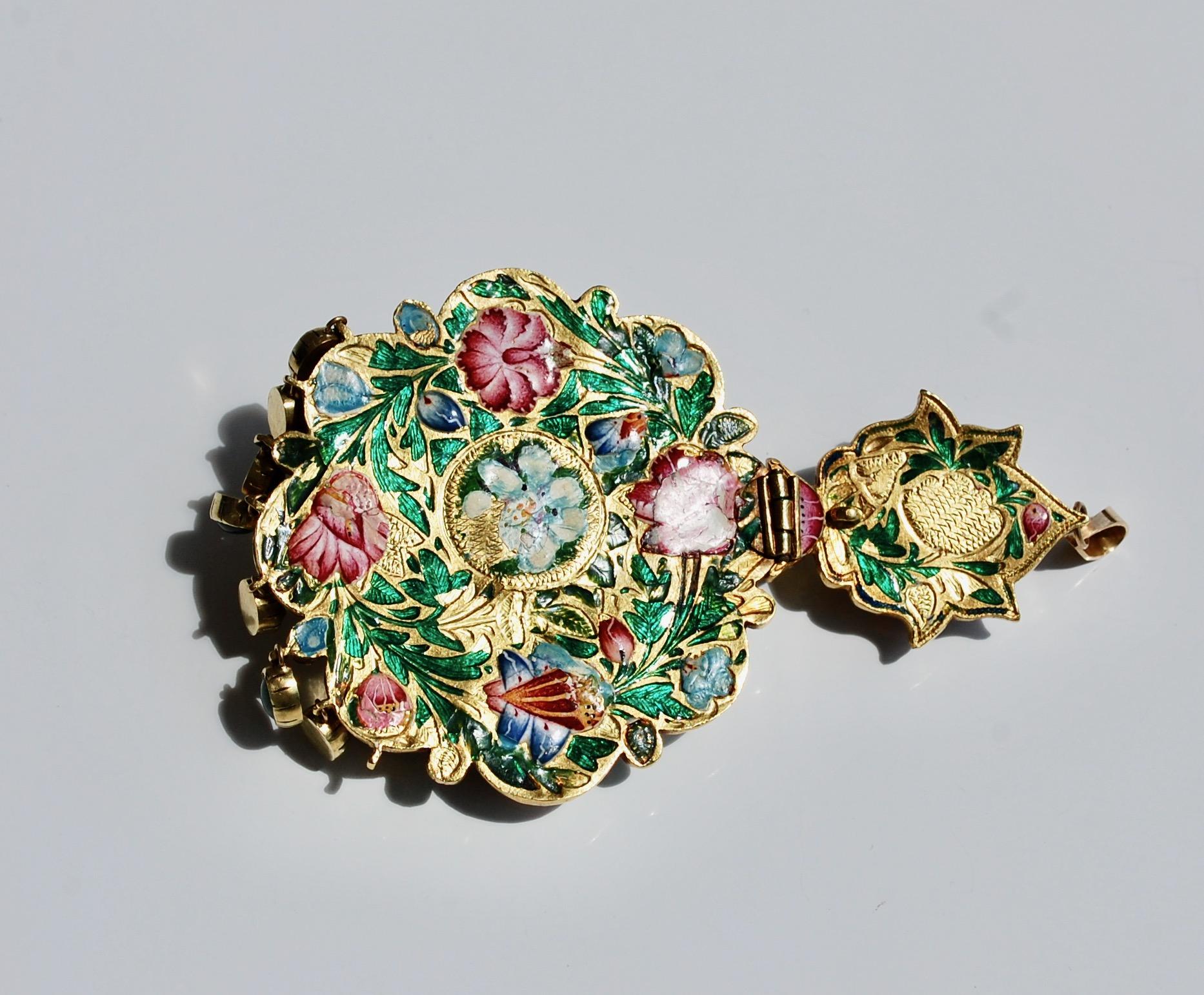 Pendentif ancien en or 22k Qajar émaillé de pierres précieuses en vente 3