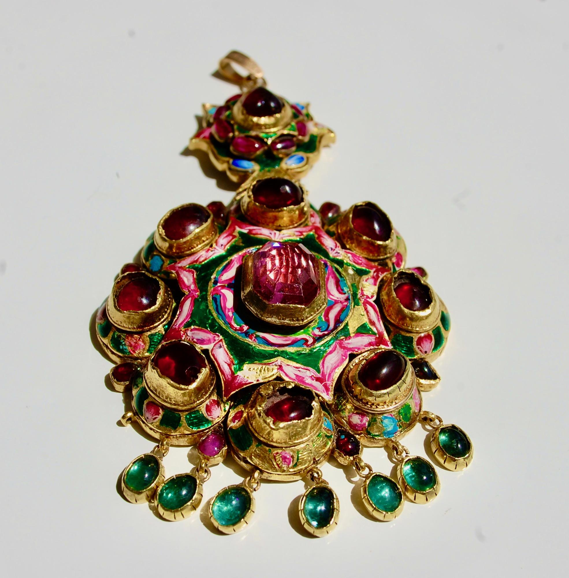 Pendentif ancien en or 22k Qajar émaillé de pierres précieuses en vente 4