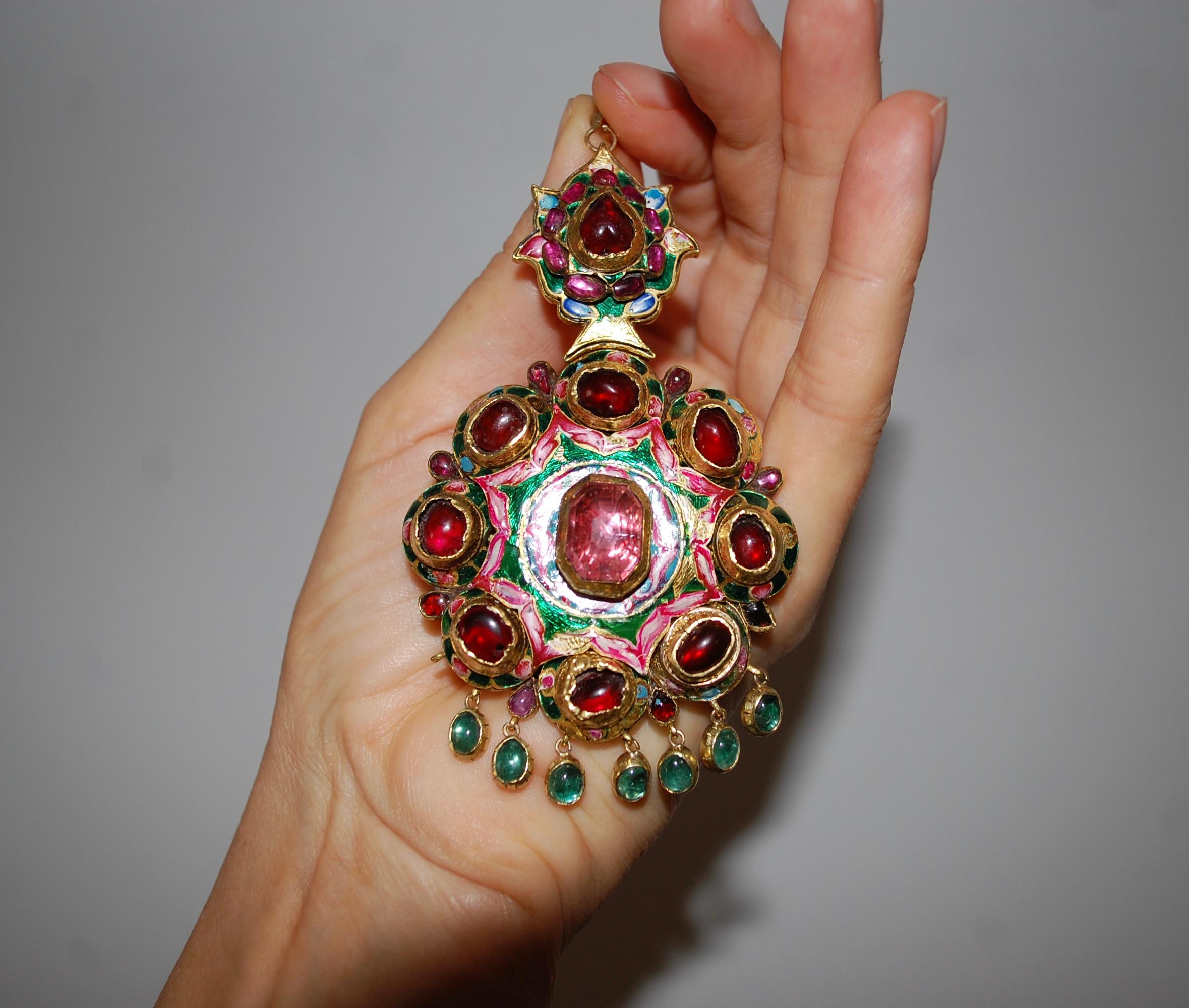 Taille émeraude Pendentif ancien en or 22k Qajar émaillé de pierres précieuses en vente