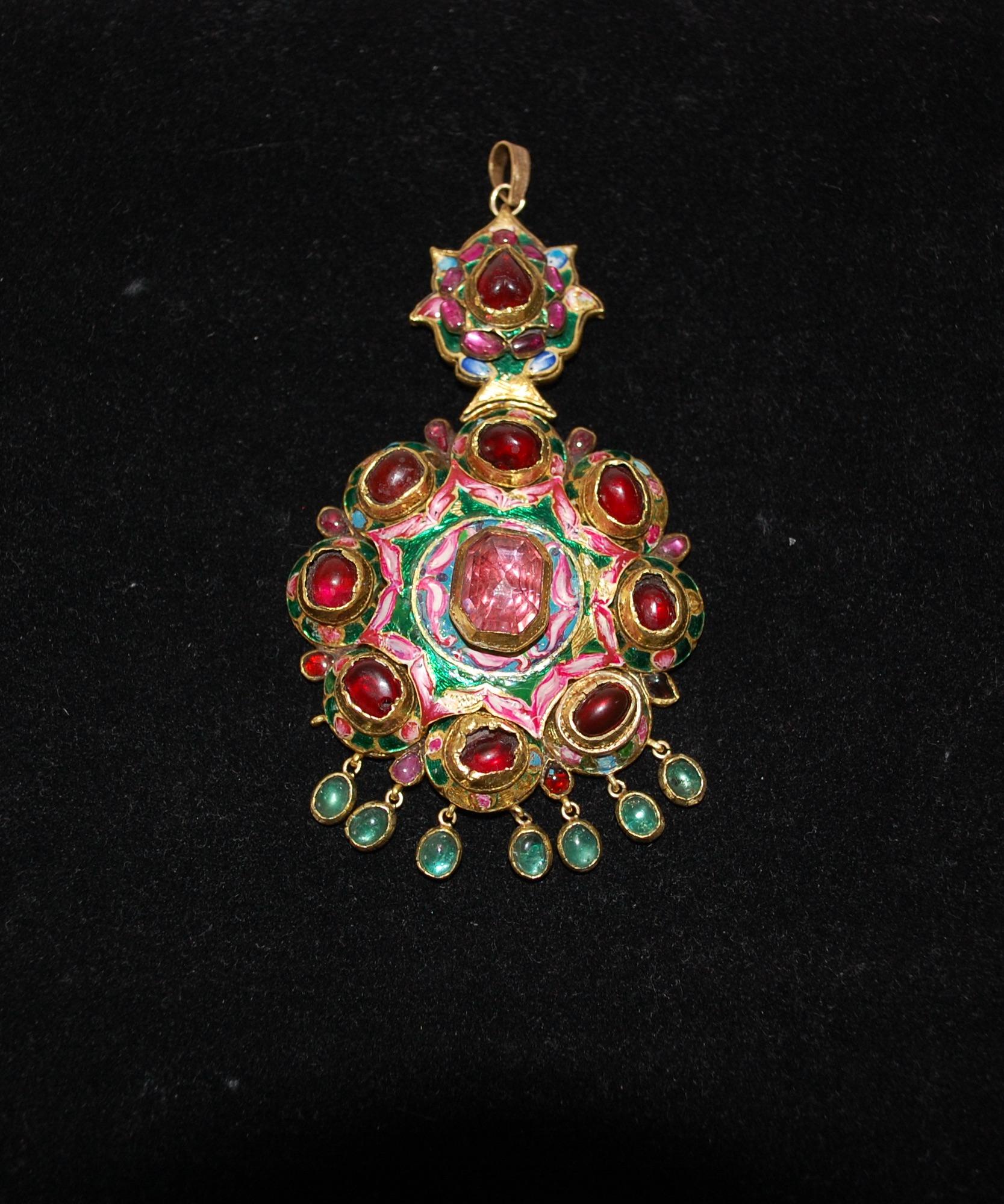 Pendentif ancien en or 22k Qajar émaillé de pierres précieuses Bon état - En vente à Lake Worth, FL