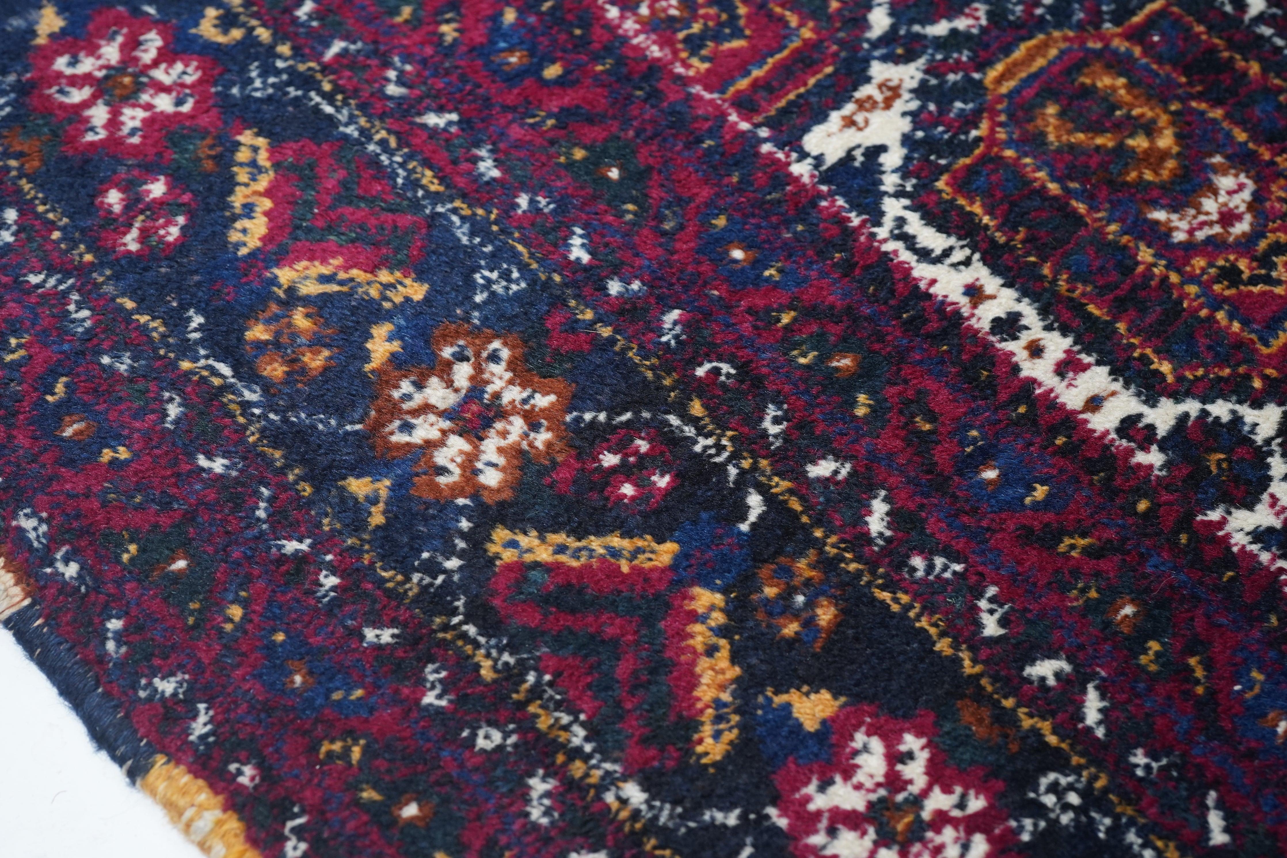 Antiker persischer Afshar-Teppich 4'7'' x 6'9'' (Handgeknüpft) im Angebot