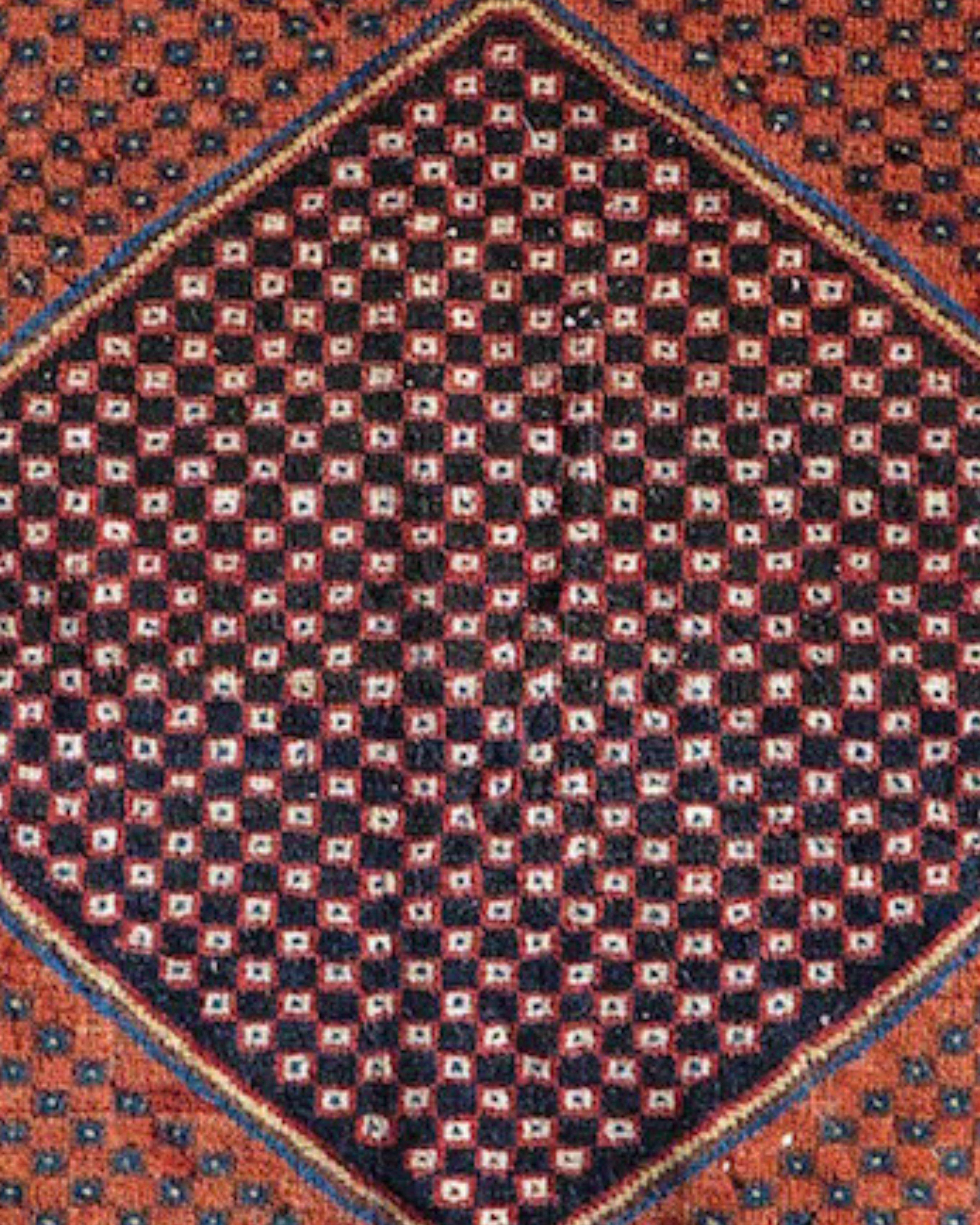 Ancien sac à main persan Afshar Bagface, c. 1900

La face du sac Afshar, très graphique, dessine un grand hexagone central bleu indigo sur un champ de terre cuite complémentaire et contrasté. Tous deux sont ponctués d'un réseau en damier, donnant