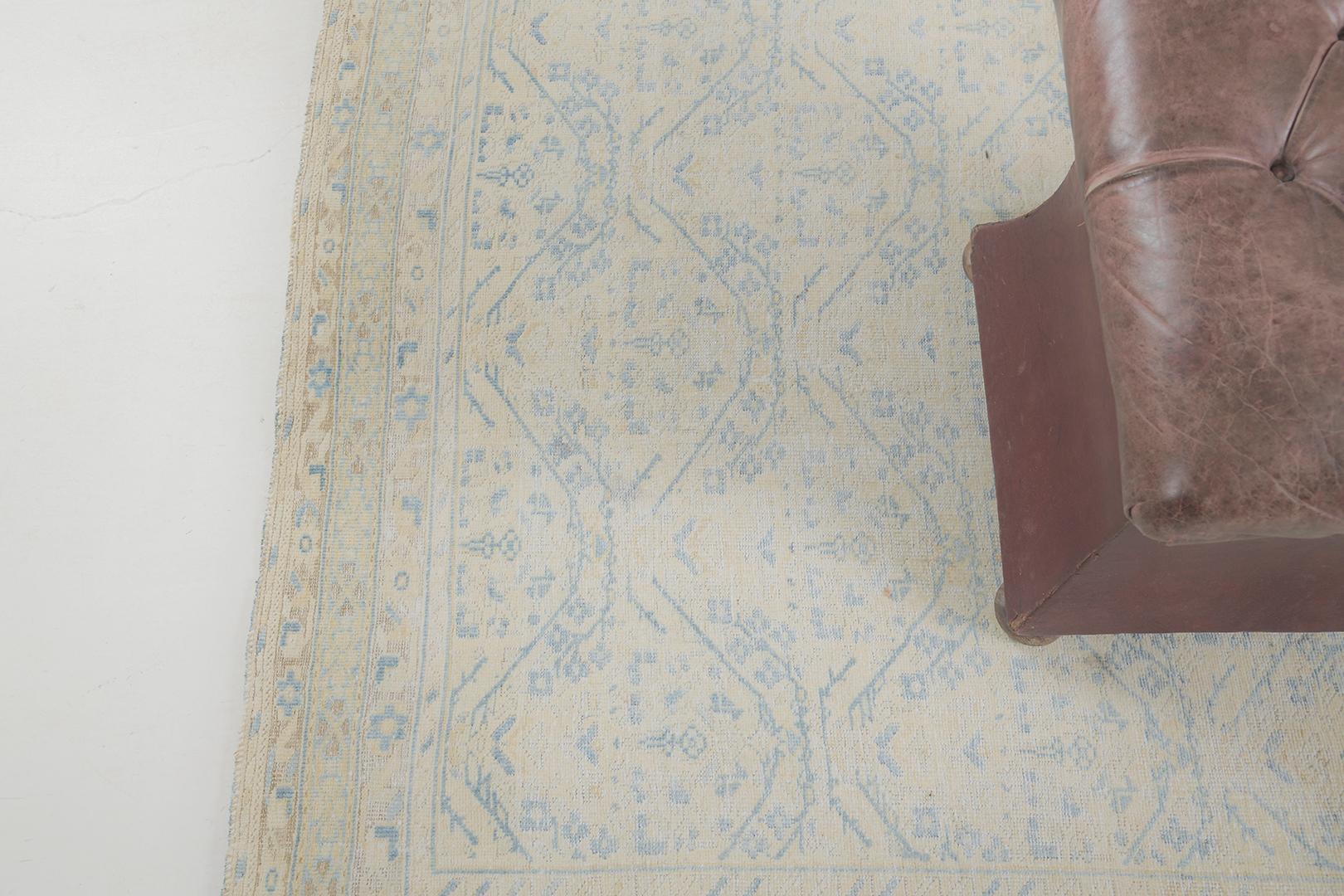 De composition classique et orné d'un magnifique motif de jardin minimaliste, ce tapis Ashfar persan ancien reflète un attrait esthétique sophistiqué. Des éléments botaniques, des fleurs et des vignes sont élégamment répartis sur le champ de sable