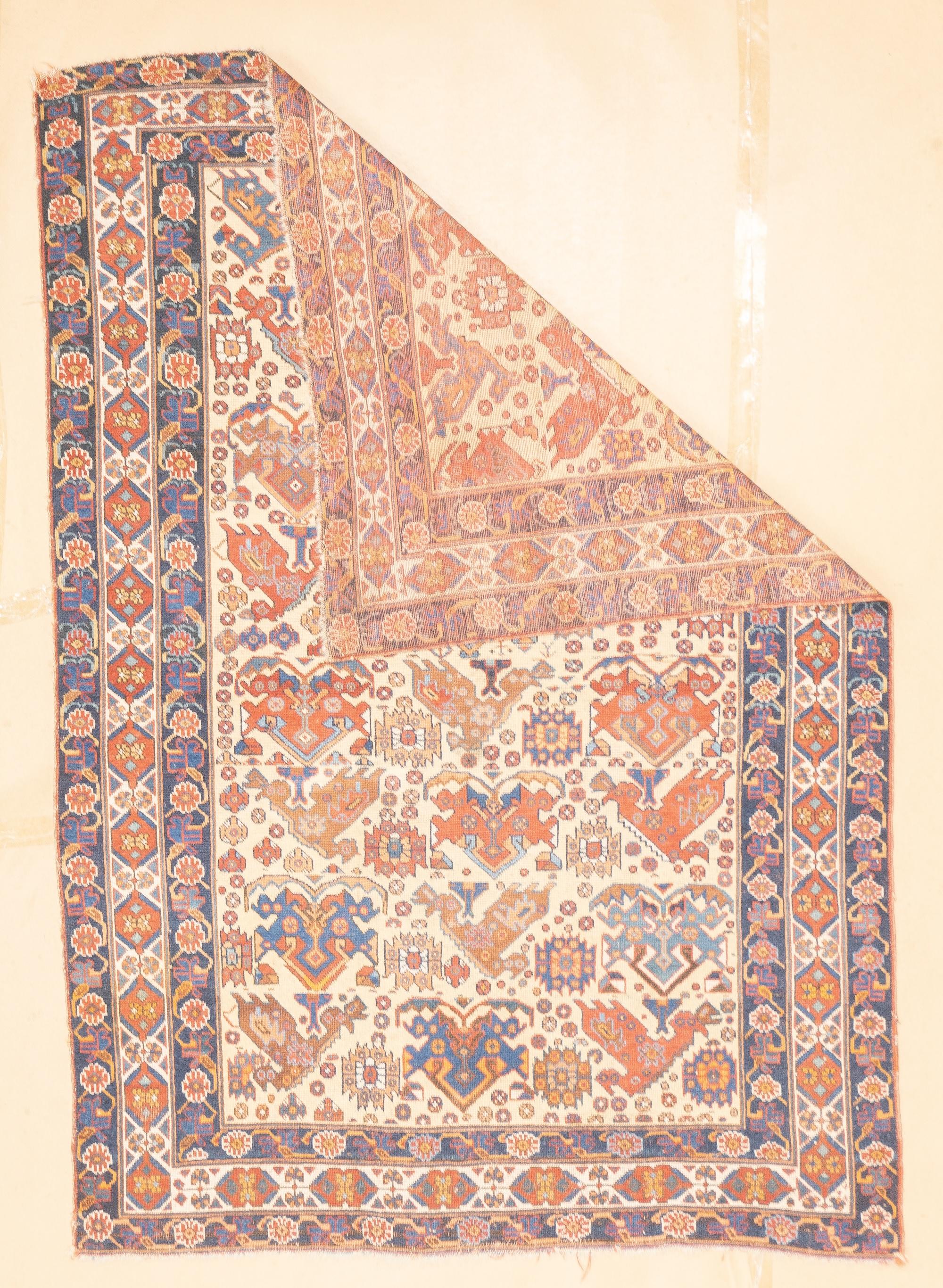 Tapis ancien persan Afshar 4'4'' x 6'4''. Désigne les tribus du sud-est de la Perse (province de Kerman) qui tissent une grande variété de styles, notamment Herati,. boteh, médaillon, textile, rayures, urbain et rustique. Les modèles anciens sont