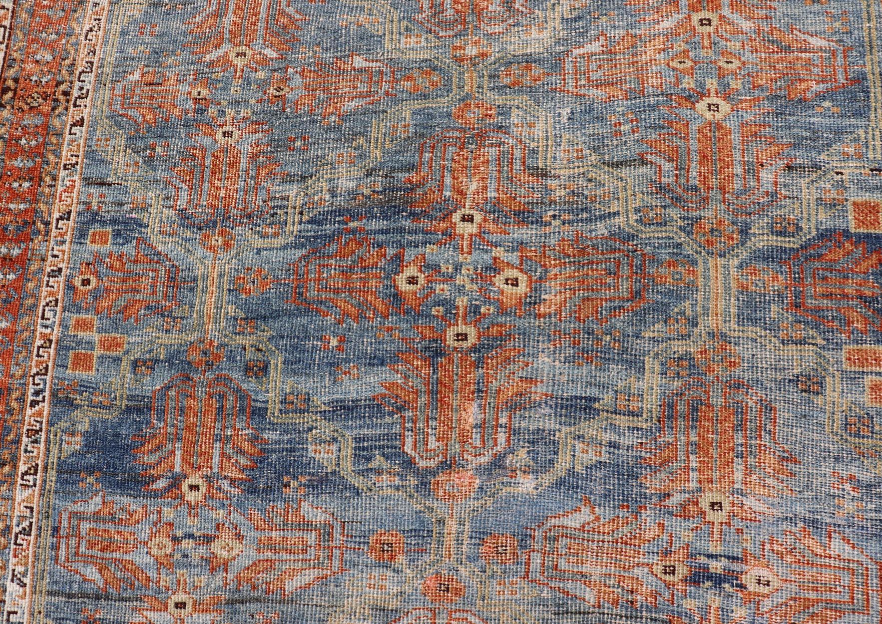 Medidas: 3'10 x 4'7 
Alfombra persa antigua Afshar con diseño geométrico por toda la superficie en azul suave 3'10 x 4'7. Keivan Woven Arts/ alfombra/A24-0906-270, país de origen / tipo: Irán / Afshar, hacia 1910.

Preciosa alfombra persa antigua de