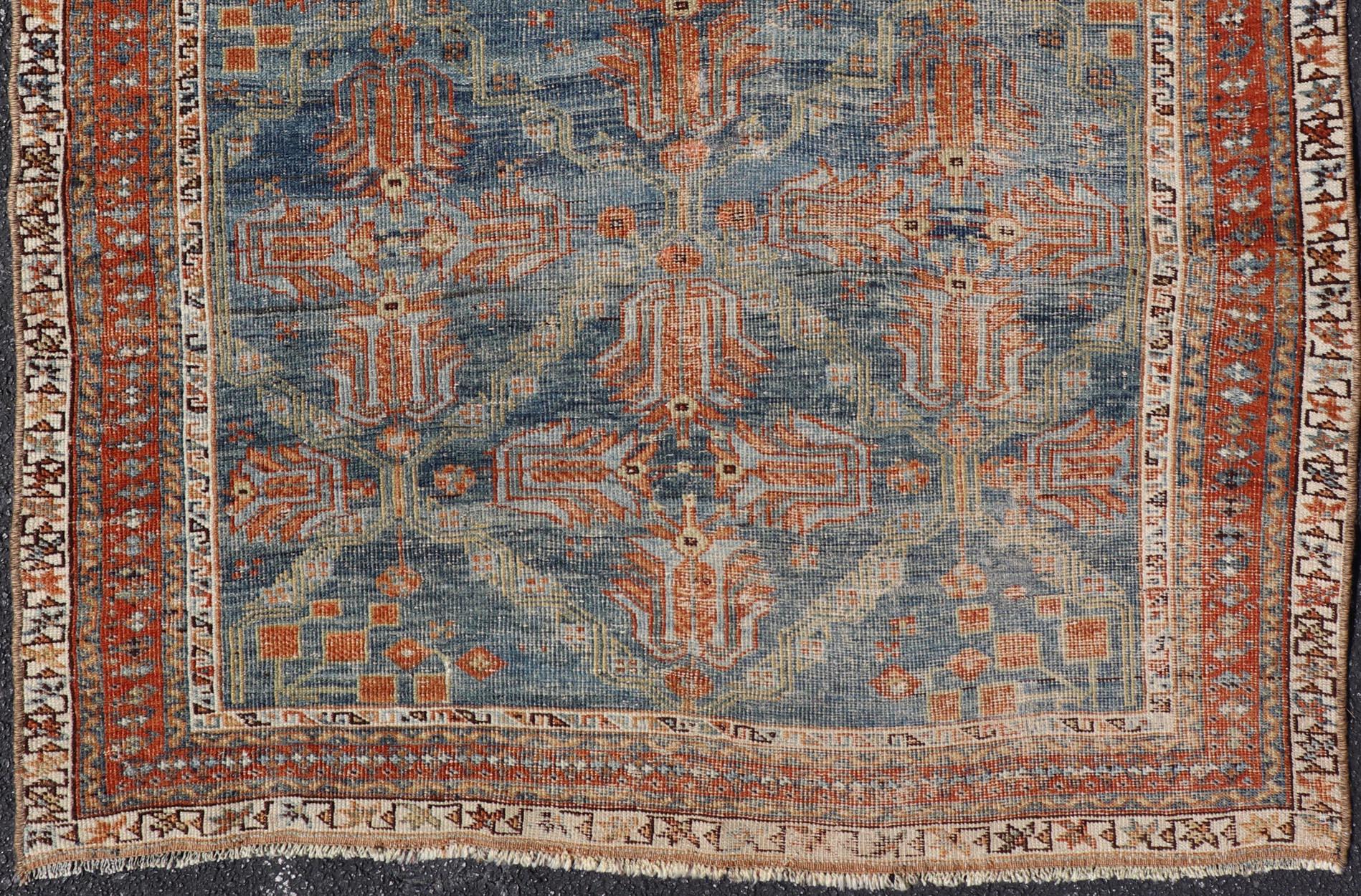 Alfombra Persa Afshar Antigua con Diseño Geométrico Allover en Azul Suave 3'10 x 4'7 Anudado a mano en venta
